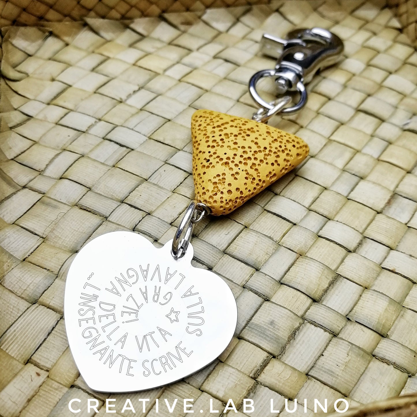 Portachiavi con perla di lava vulcanica a triangolo e ciondolo a cuore per le insegnanti (C9+lava triangolo-insegn)