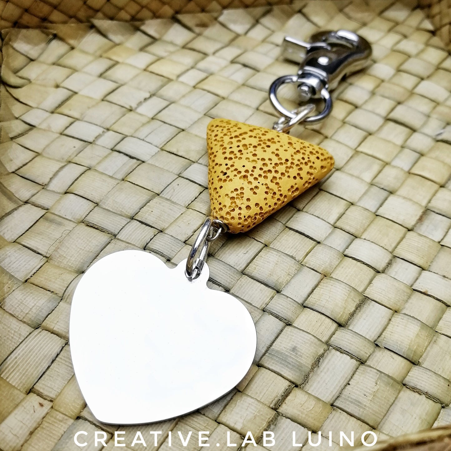Portachiavi con perla di lava e ciondolo a cuore con firme dei bambini per le insegnanti (C9+lava triangolo - firme)