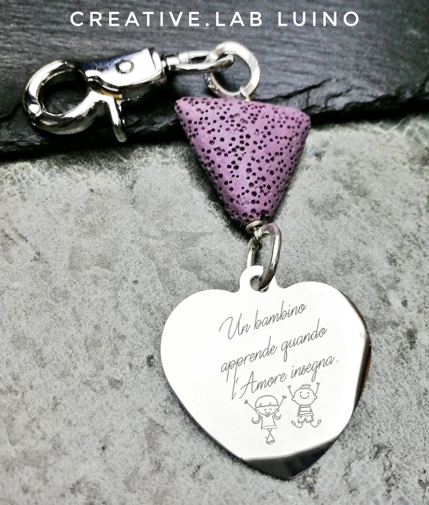 Portachiavi con perla di lava vulcanica a triangolo e ciondolo a cuore per le insegnanti (C9+lava triangolo-insegn)