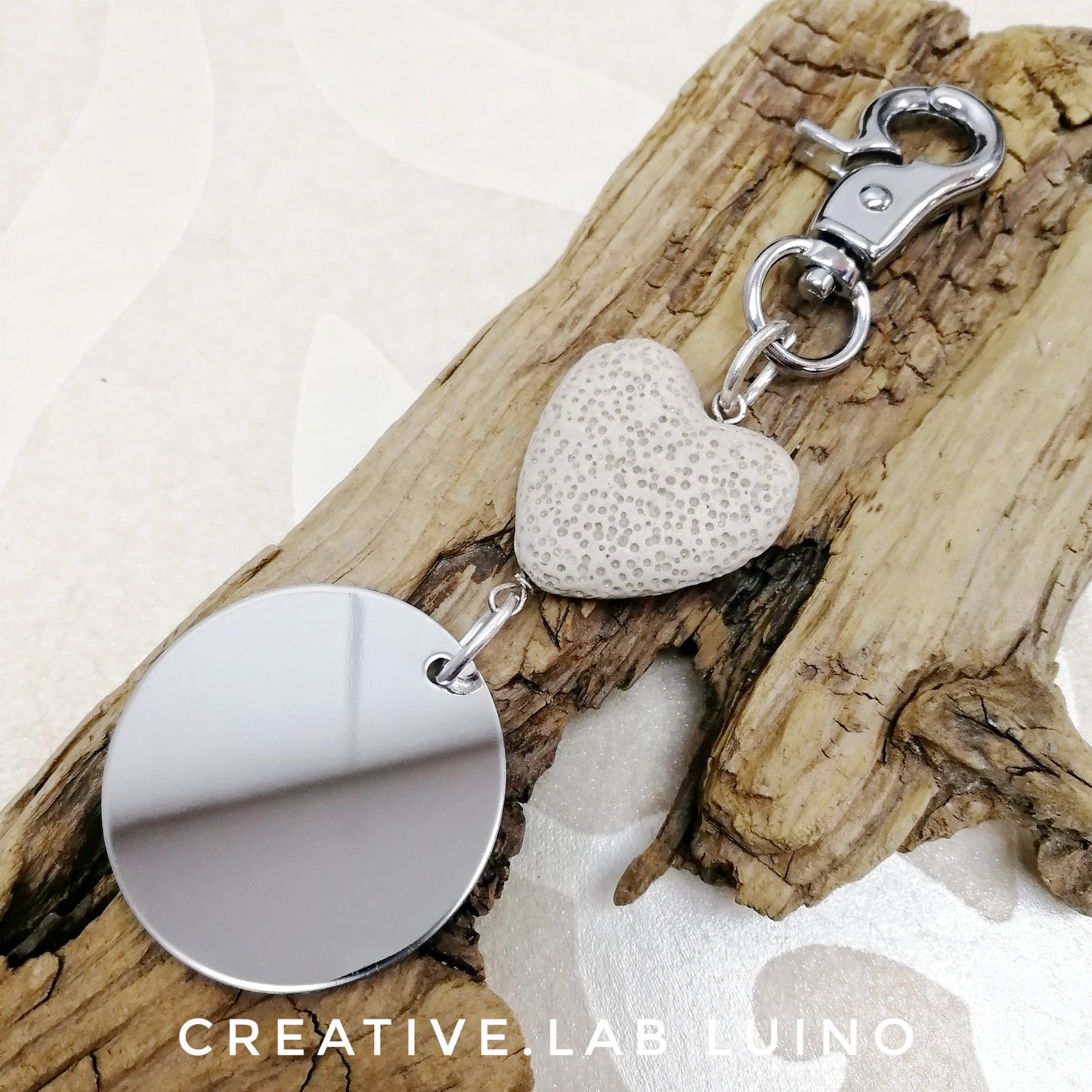 Portachiavi con perla di lava vulcanica a cuore e ciondolo tondo personalizzabile (C1+lava cuore)