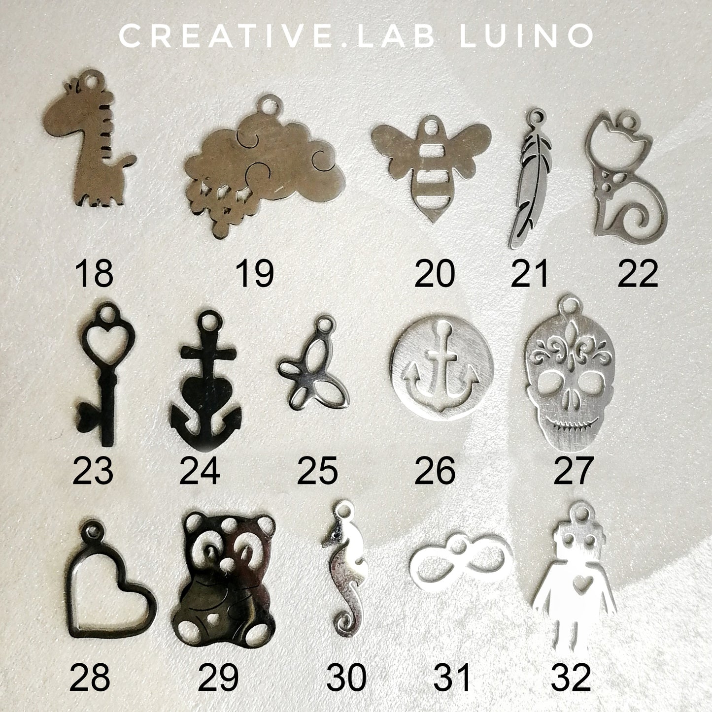 Bracciale rigido con ciondolo personalizzabile a cuore e ciondoli (G20+A11+CH)