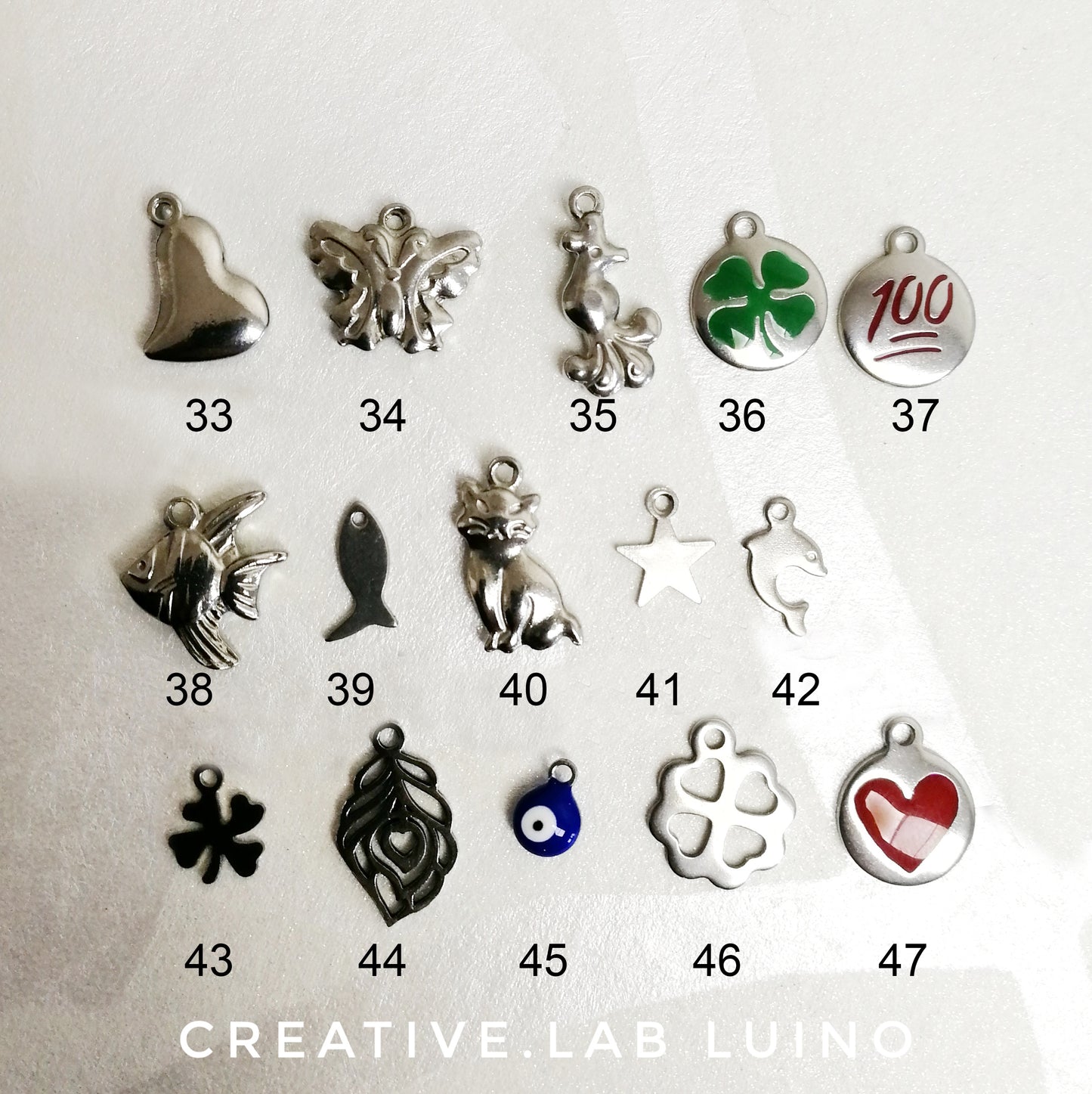 Bracciale rigido con ciondolo personalizzabile a cuore e ciondoli (G20+A11+CH)