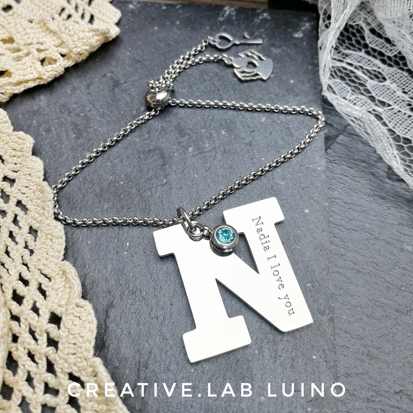 Bracciale con iniziale da personalizzare e ciondolini (bracc+lett+ch)