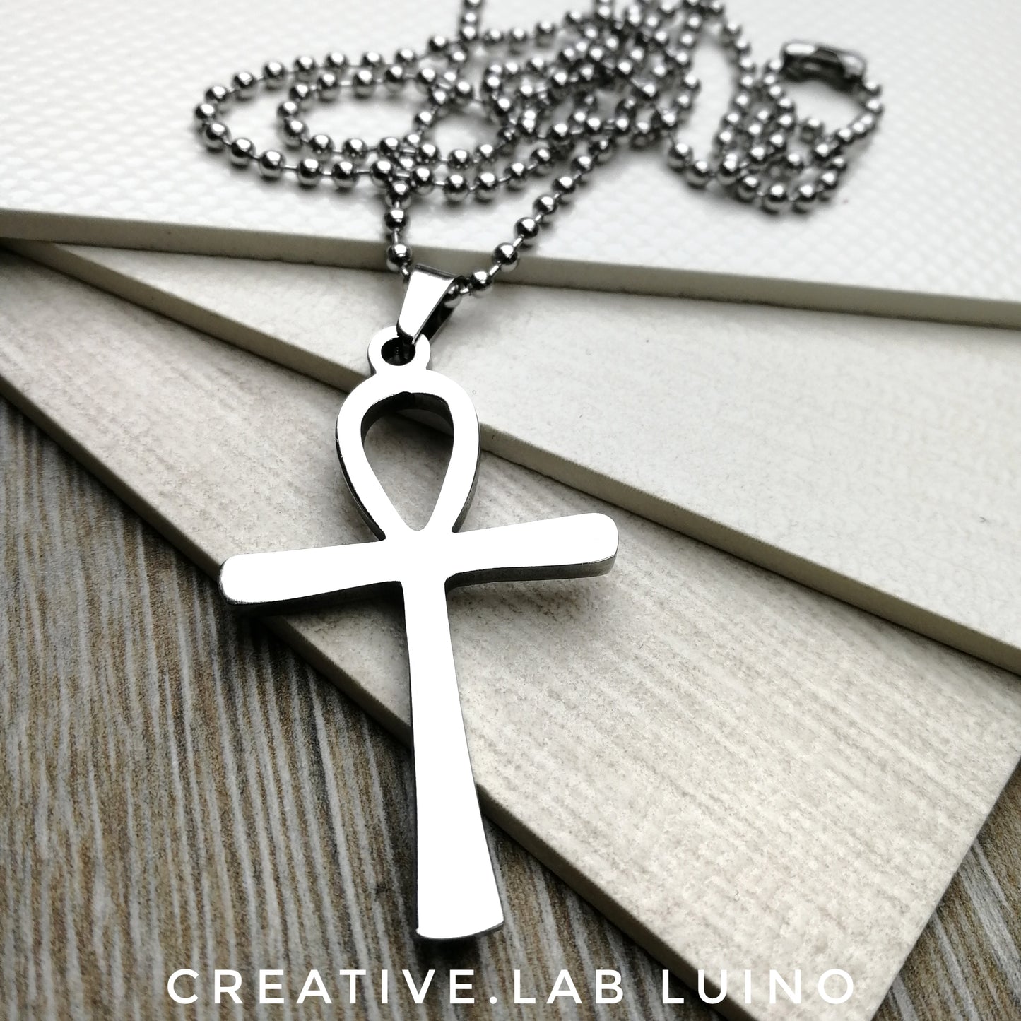 Ciondolo Ankh con catena a pallini