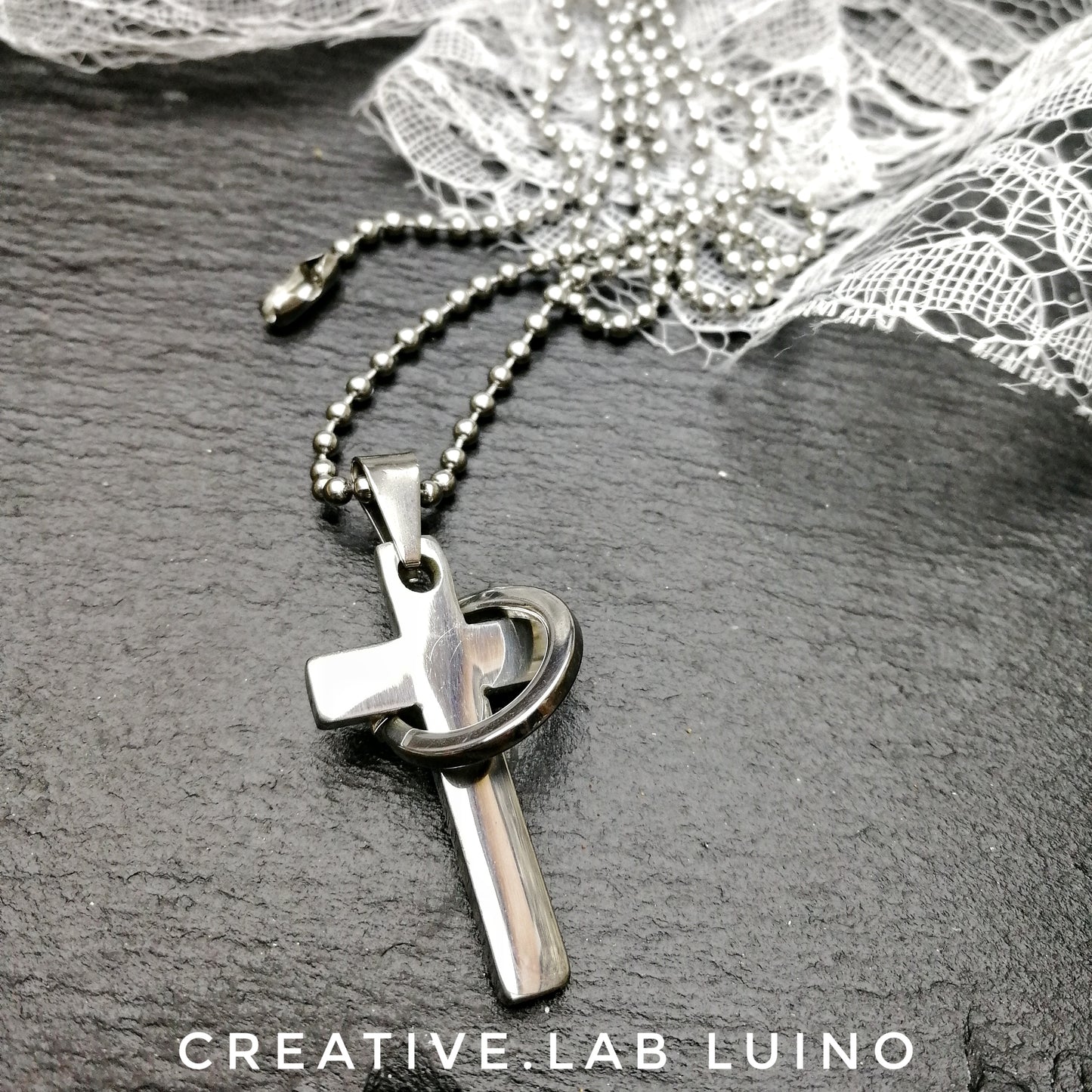 Ciondolo croce con anello con catena a pallini