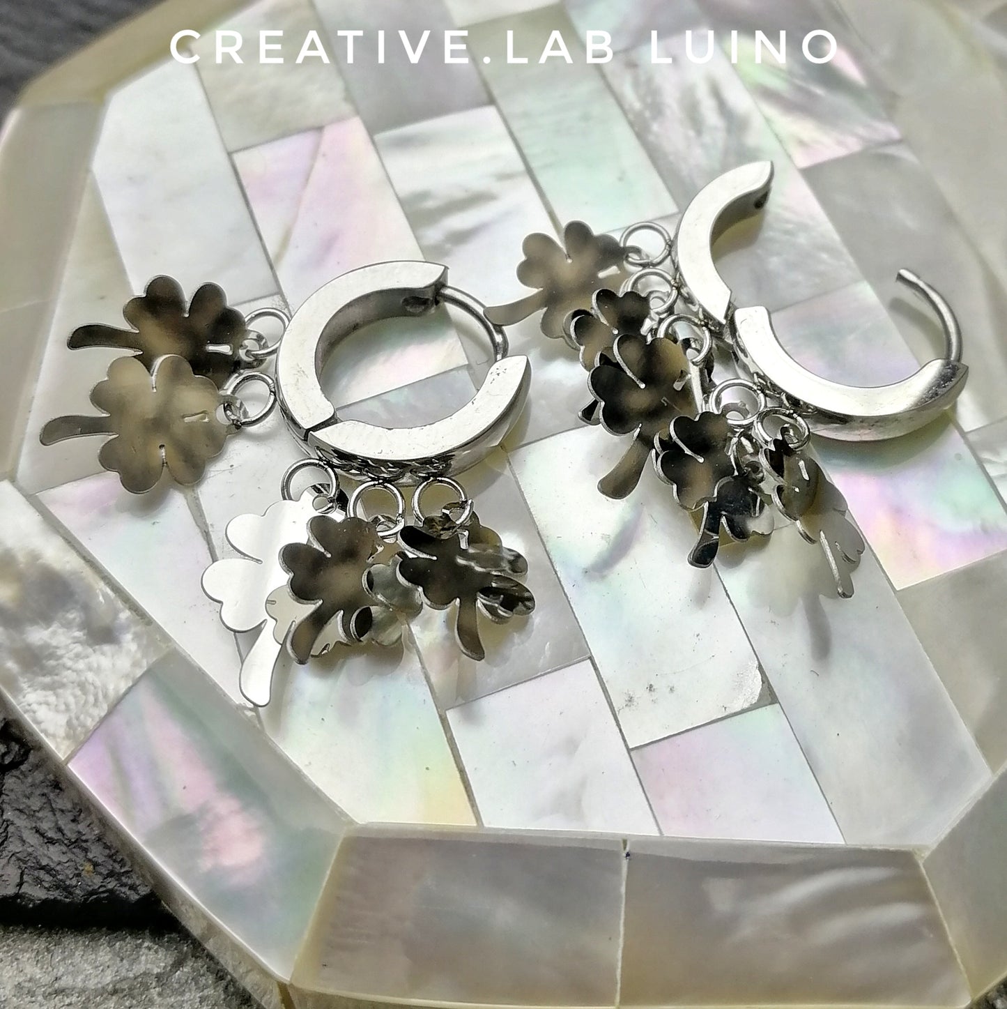 Orecchini a cerchio con ciondoli a quadrifogli