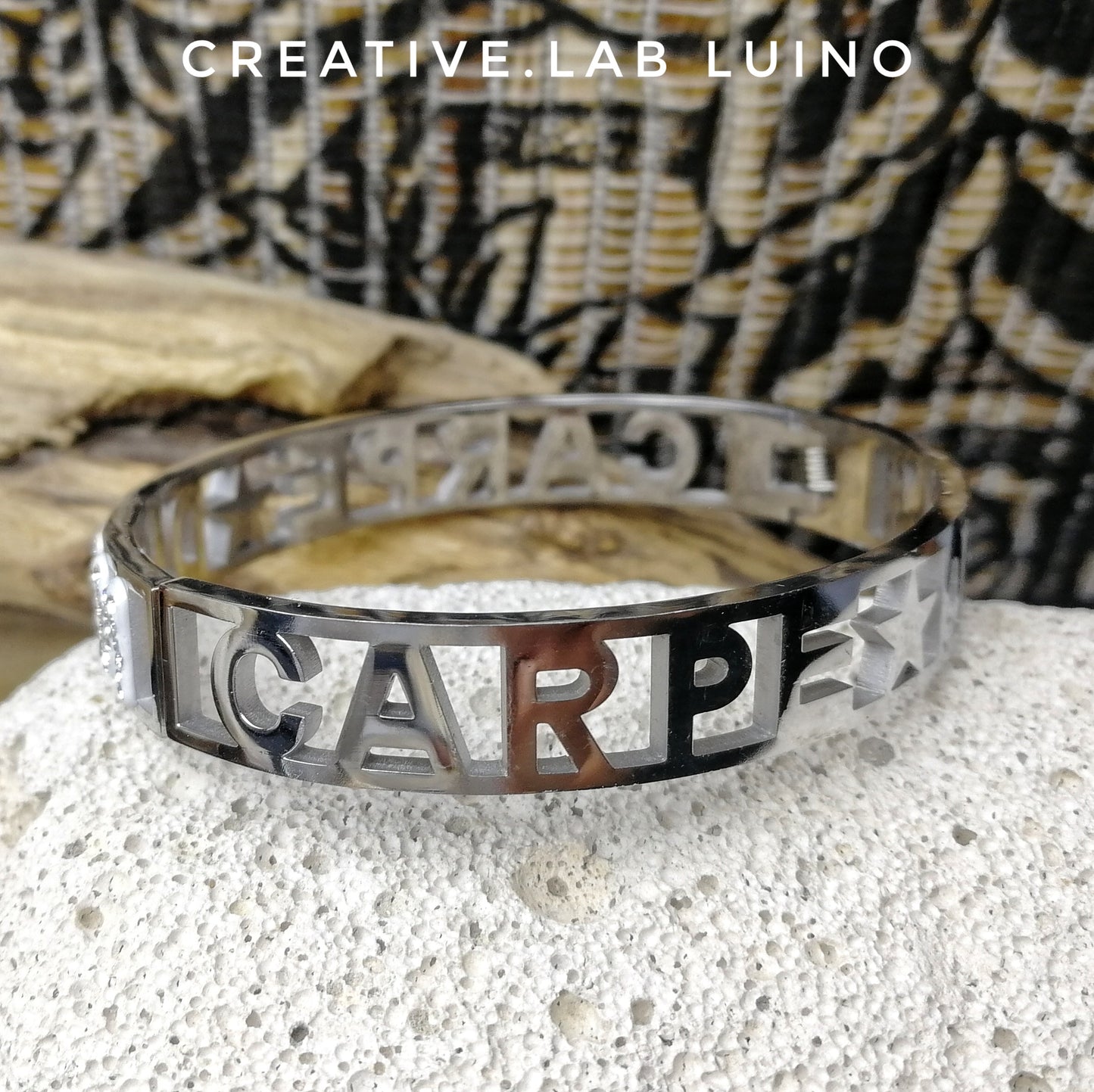 Bracciale a manetta "Carpe Diem" con strass