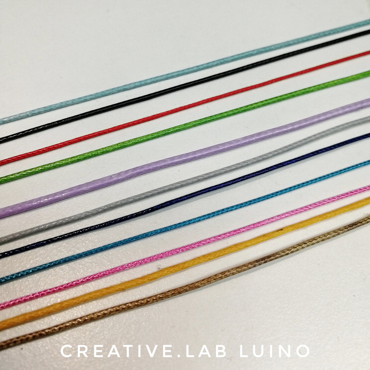 Coppia di bracciali con iniziali e base esagonale personalizzabile