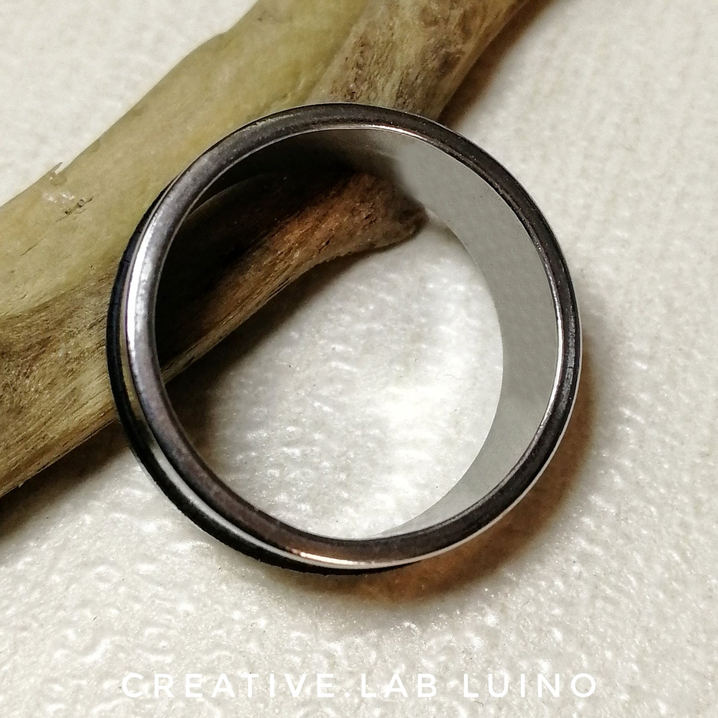 Anello con 1 fascia di gomma nera