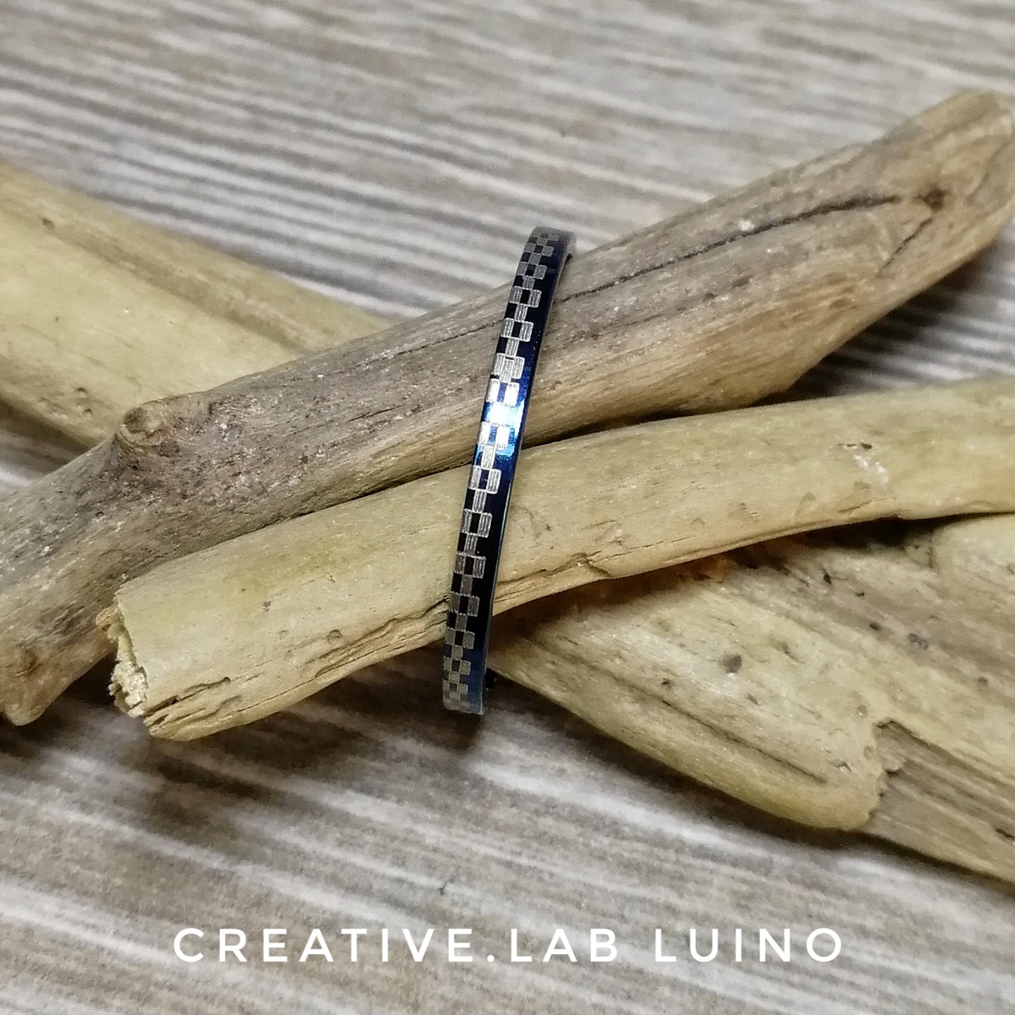 Anello fedina blu a scacchi