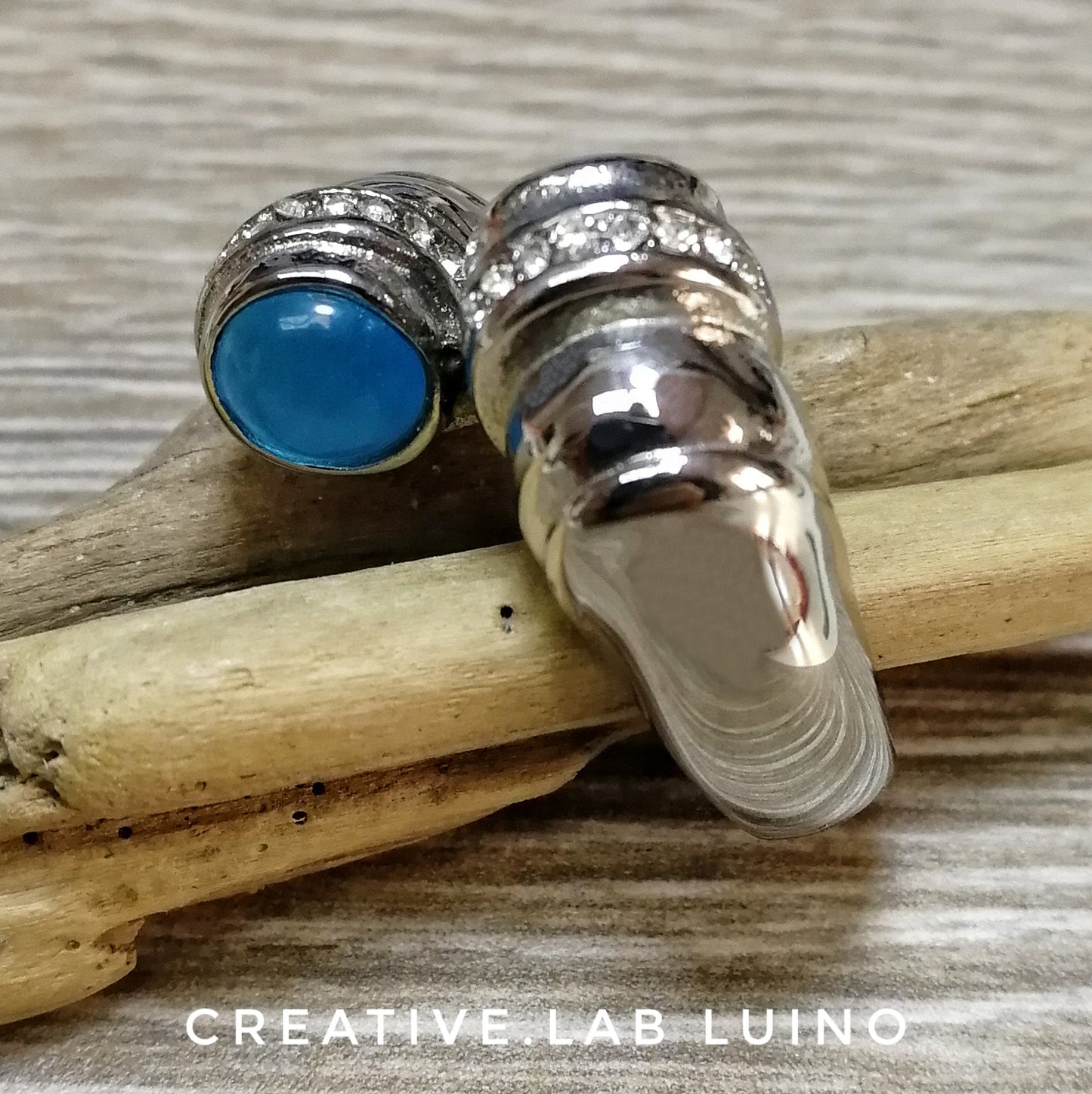 Anello con pietre occhi di gatto celesti