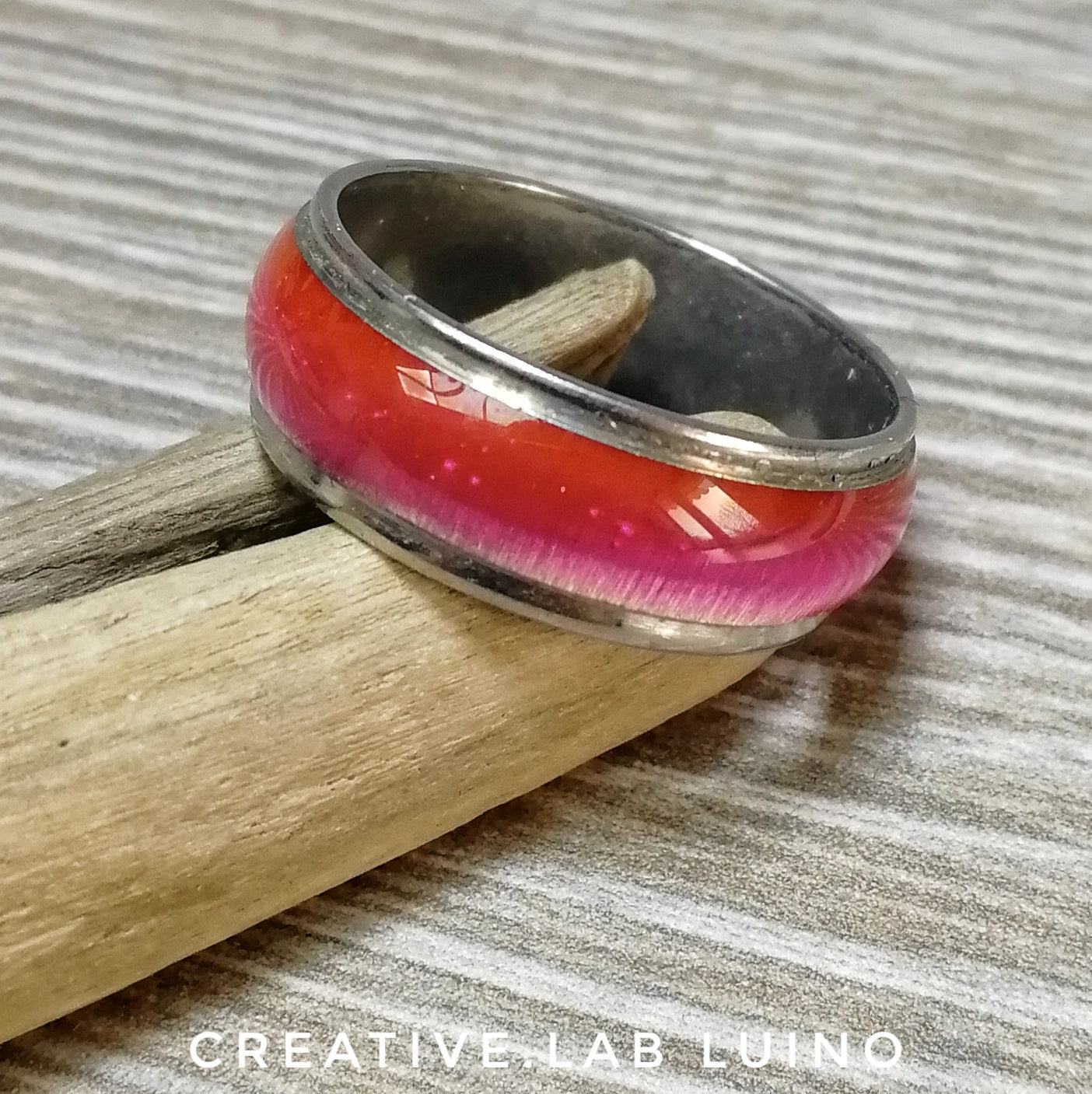 Anello con finitura occhio di gatto fuxia