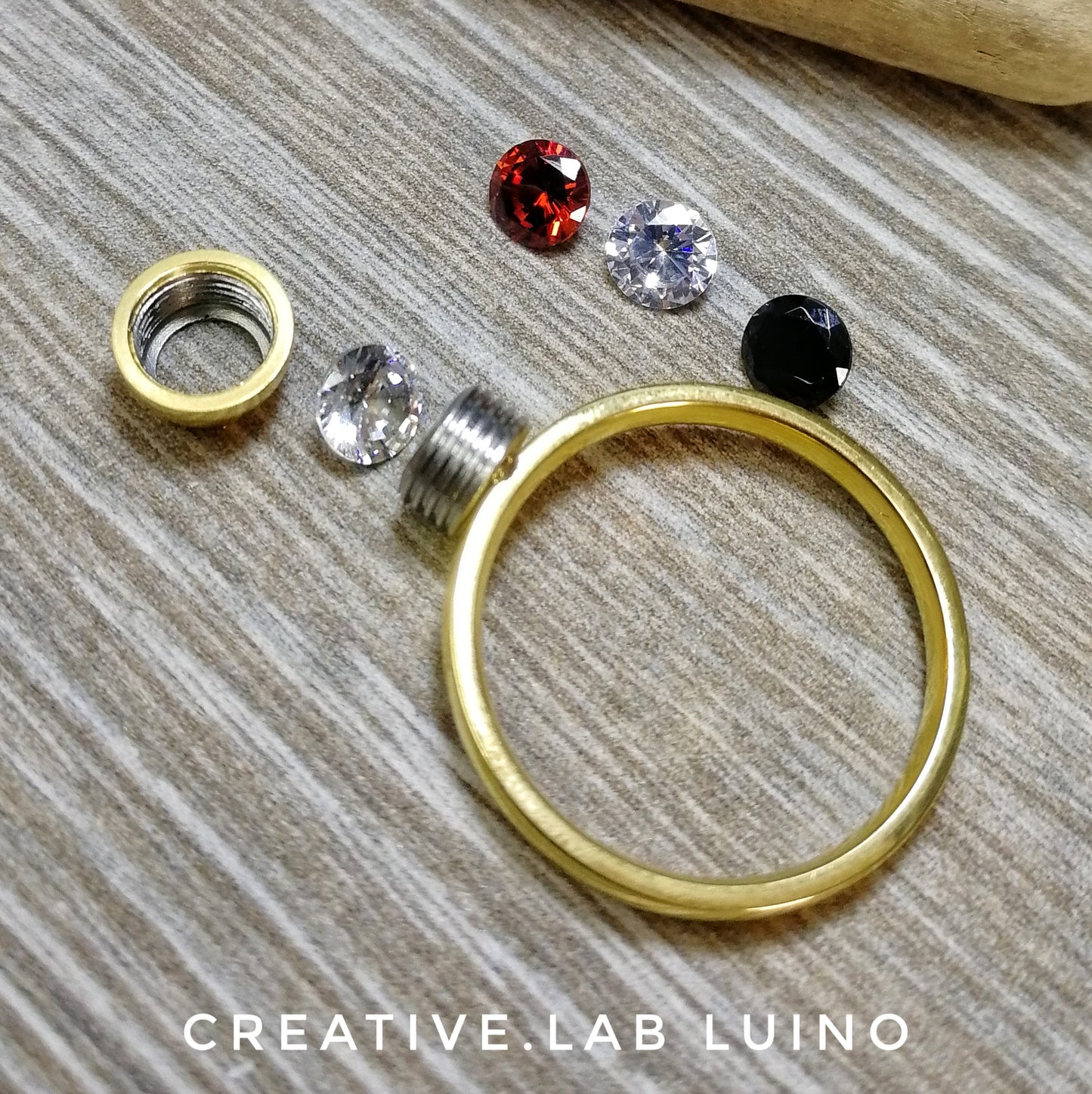 Anello color oro componibile con cristalli