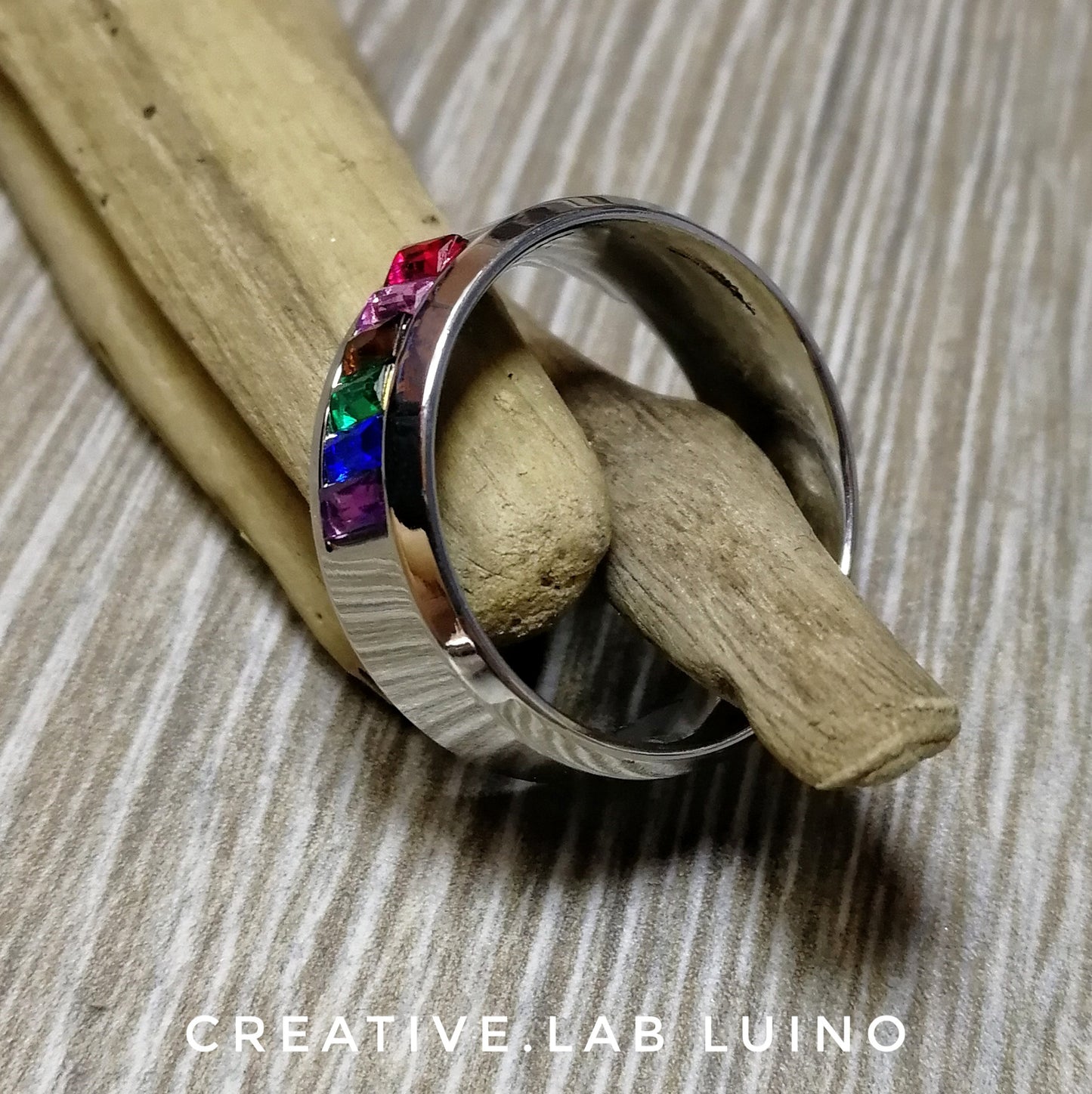 Anello con strass colorati