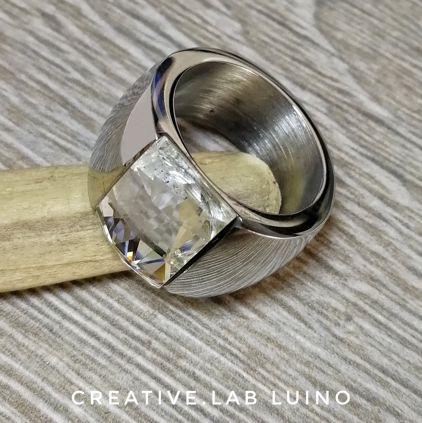 Anello a fascia con cristallo trasparente