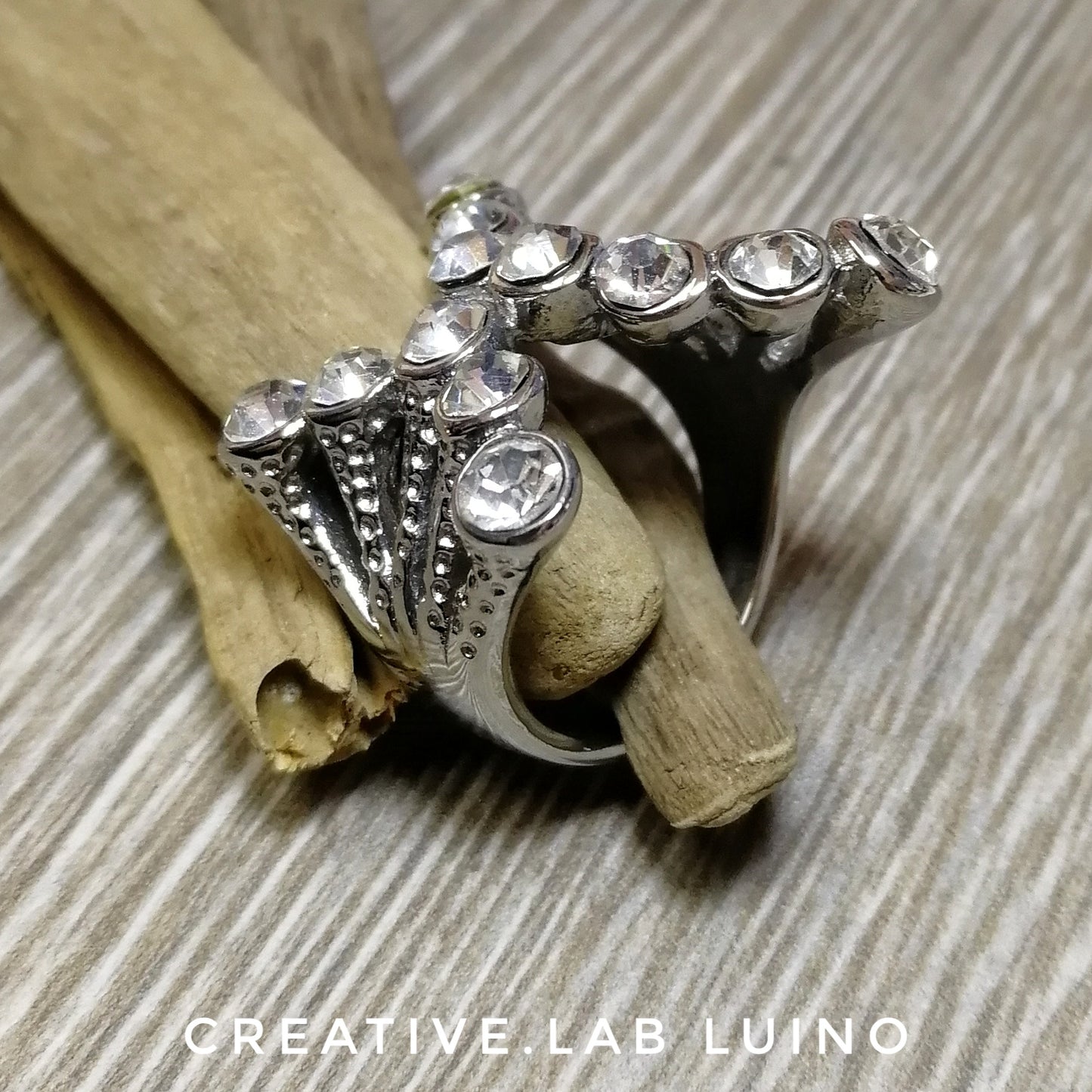 Anello con zirconi trasparenti