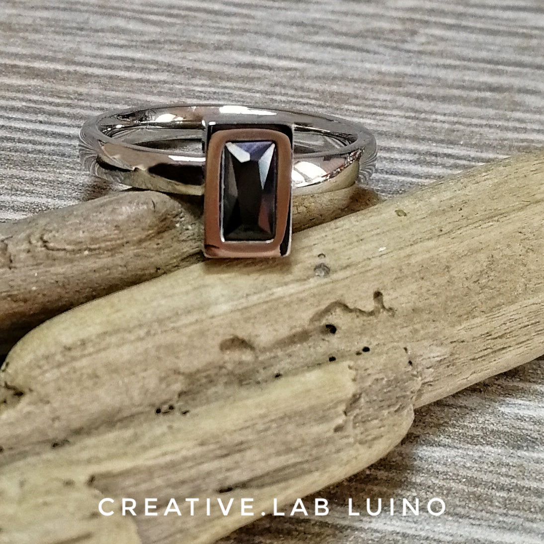 Anello con cristallo nero rettangolare