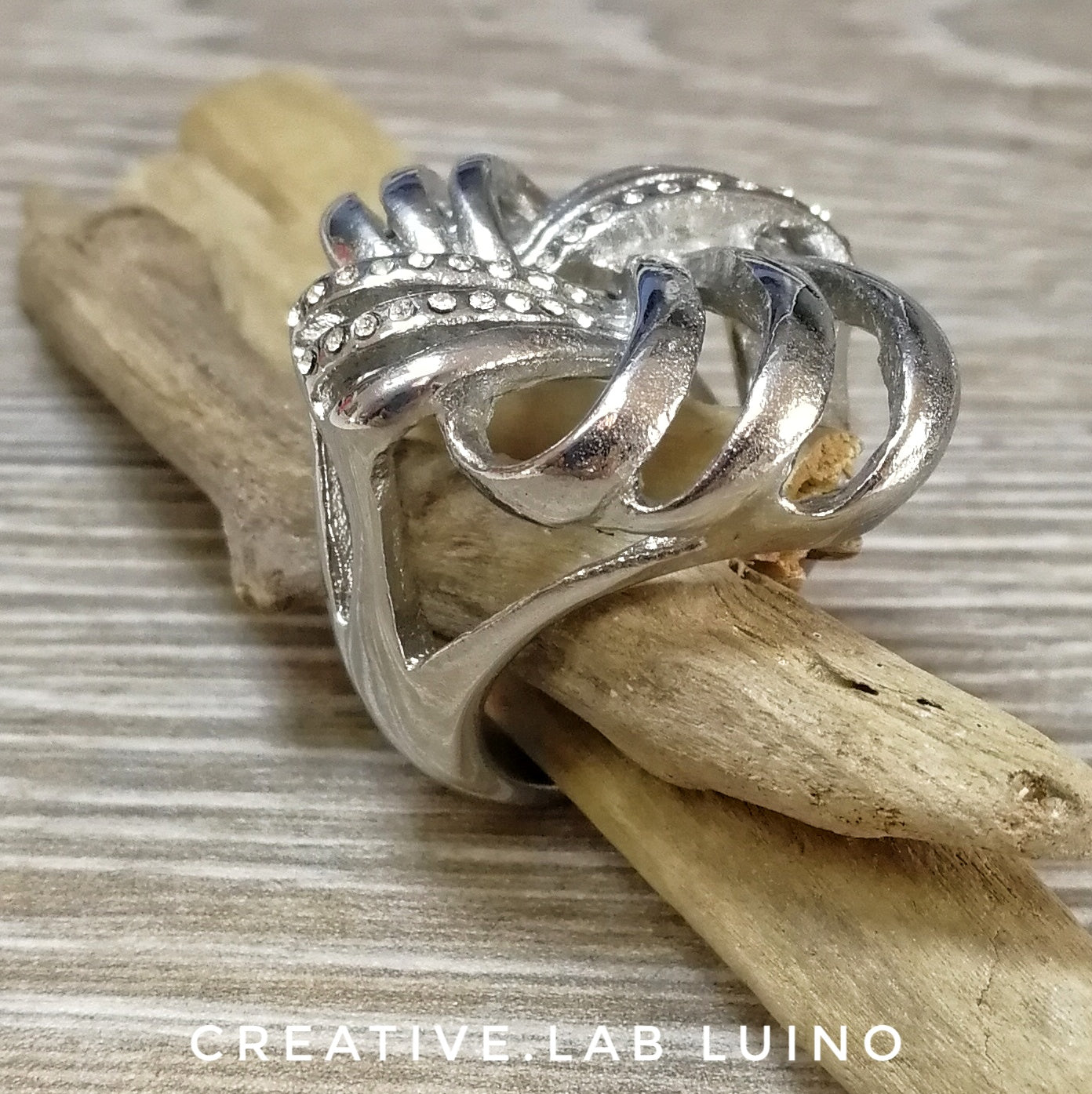 Anello con zirconi