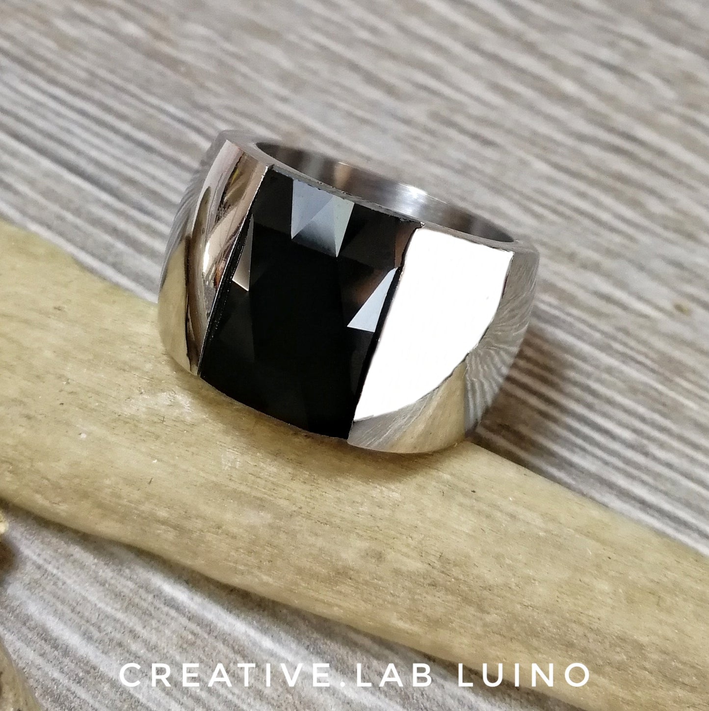 Anello a fascia con cristallo nero