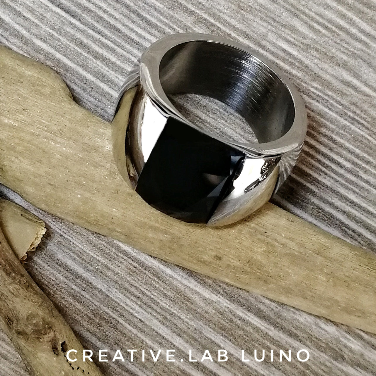 Anello a fascia con cristallo nero