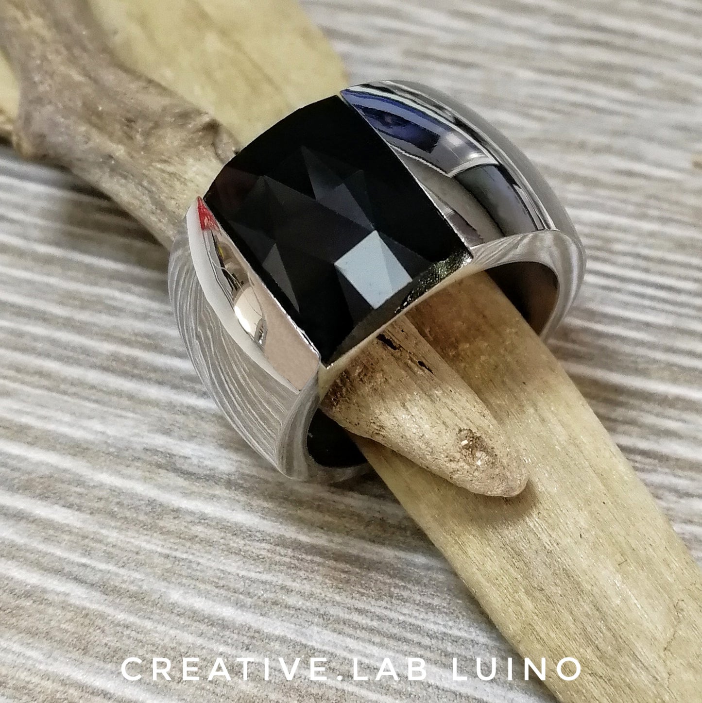 Anello a fascia con cristallo nero