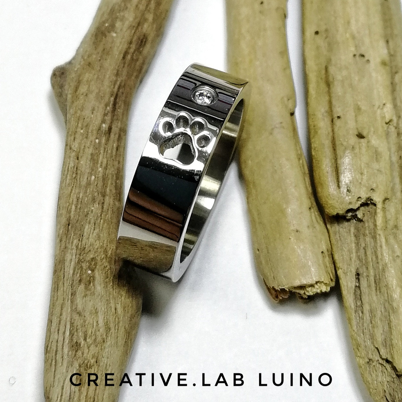 Anello in acciaio con zampa e strass
