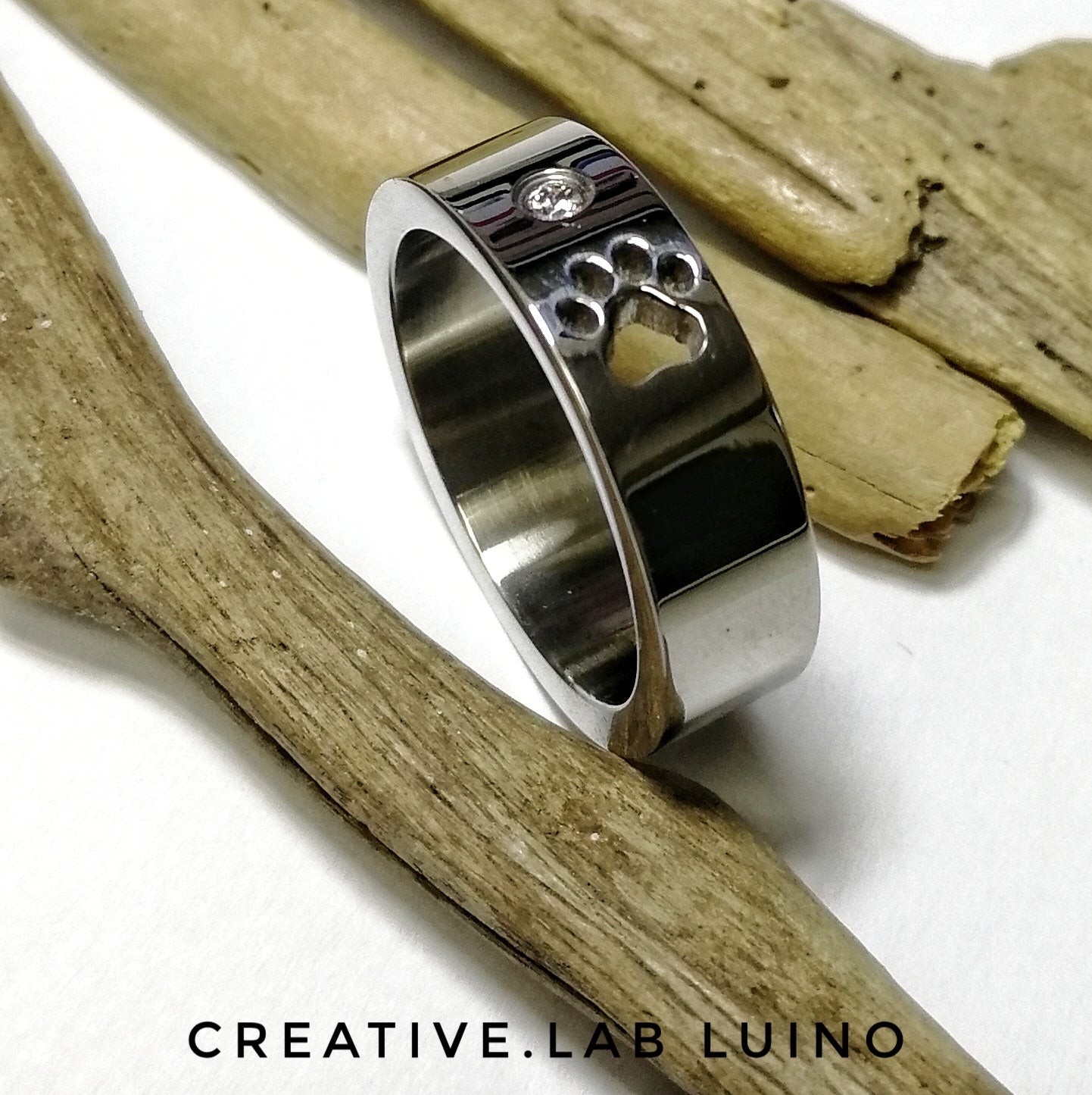 Anello in acciaio con zampa e strass