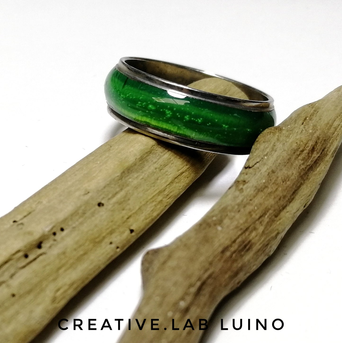 Anello con finitura occhio di gatto verde scuro