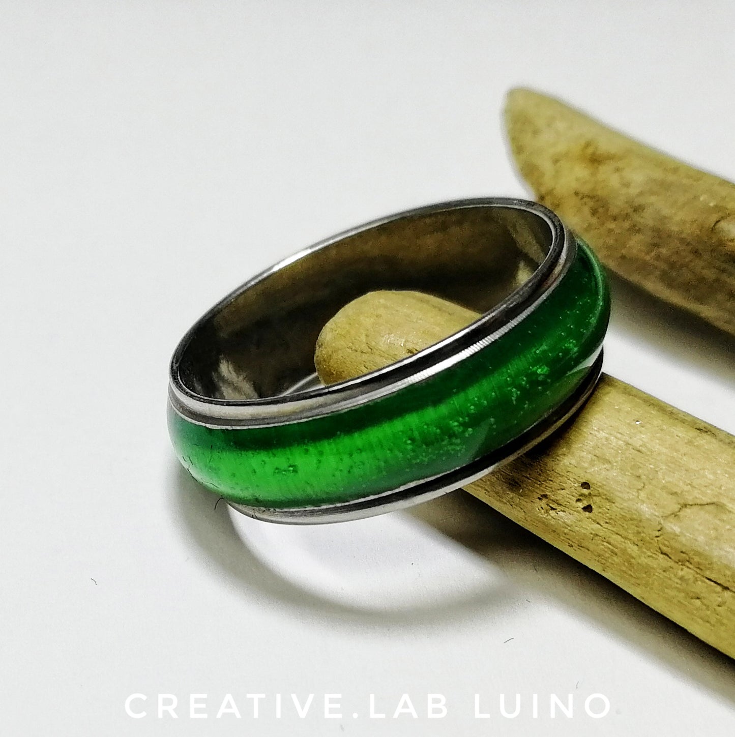 Anello con finitura occhio di gatto verde scuro