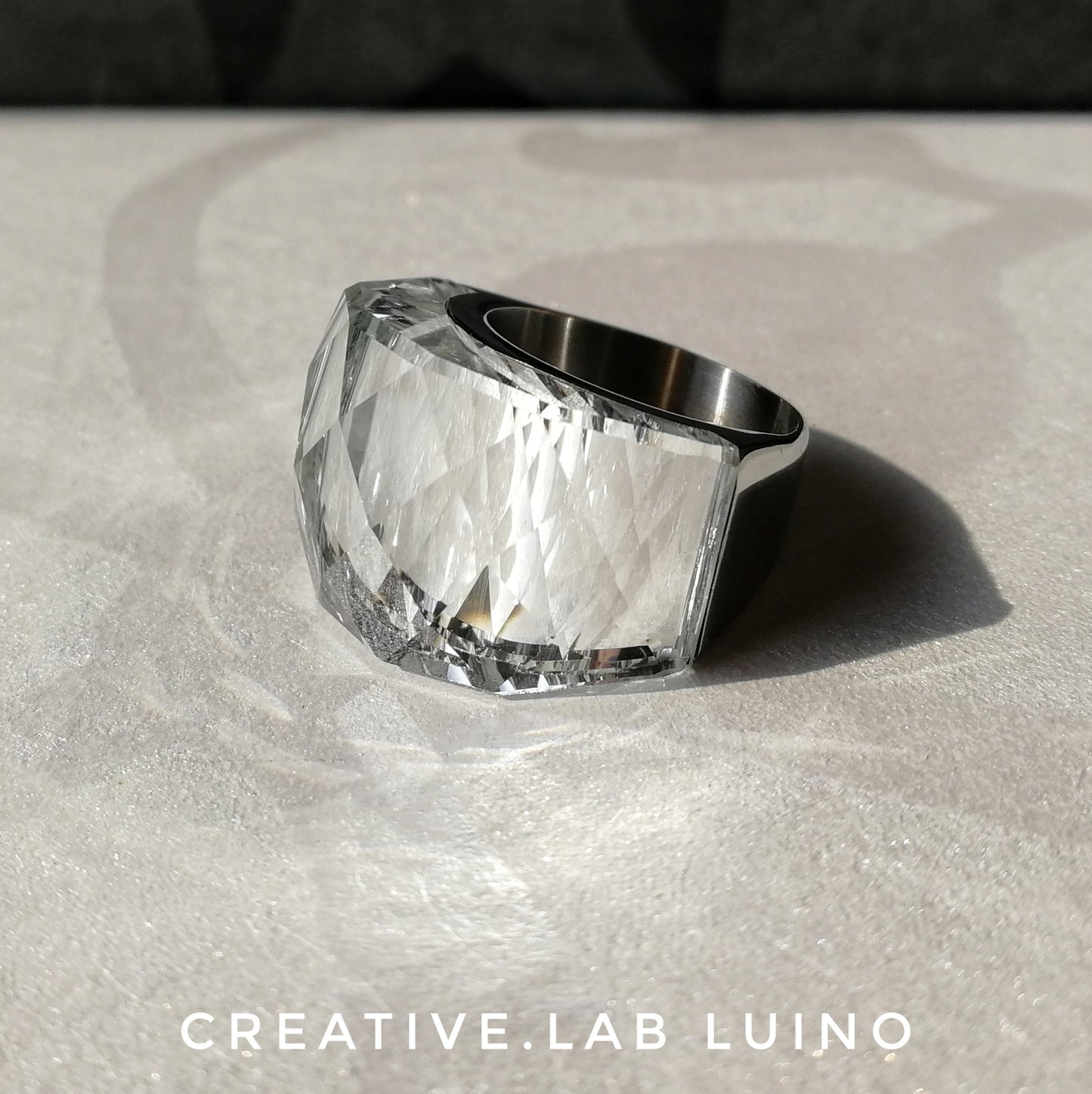 Anello con grande cristallo trasparente