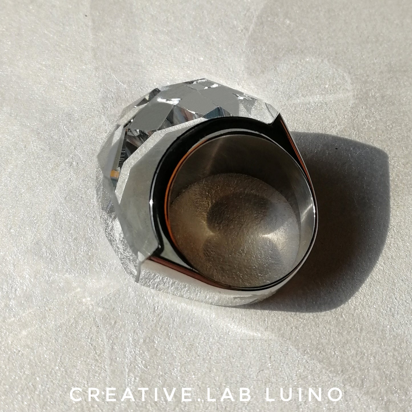 Anello con grande cristallo trasparente