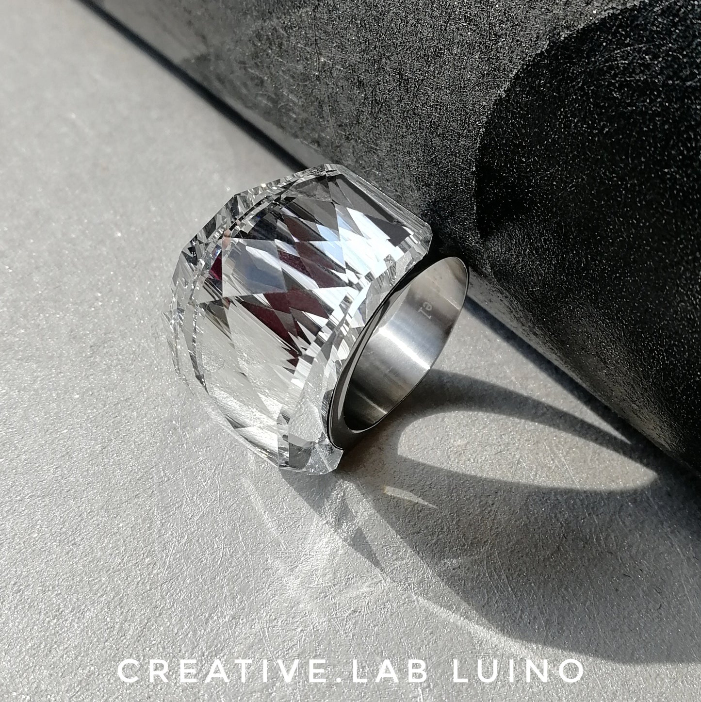 Anello con grande cristallo trasparente