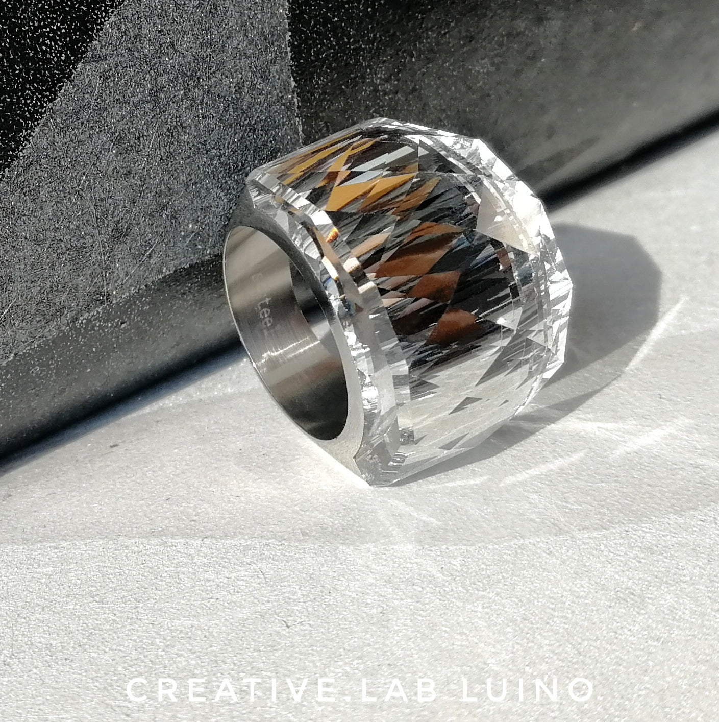 Anello con grande cristallo trasparente