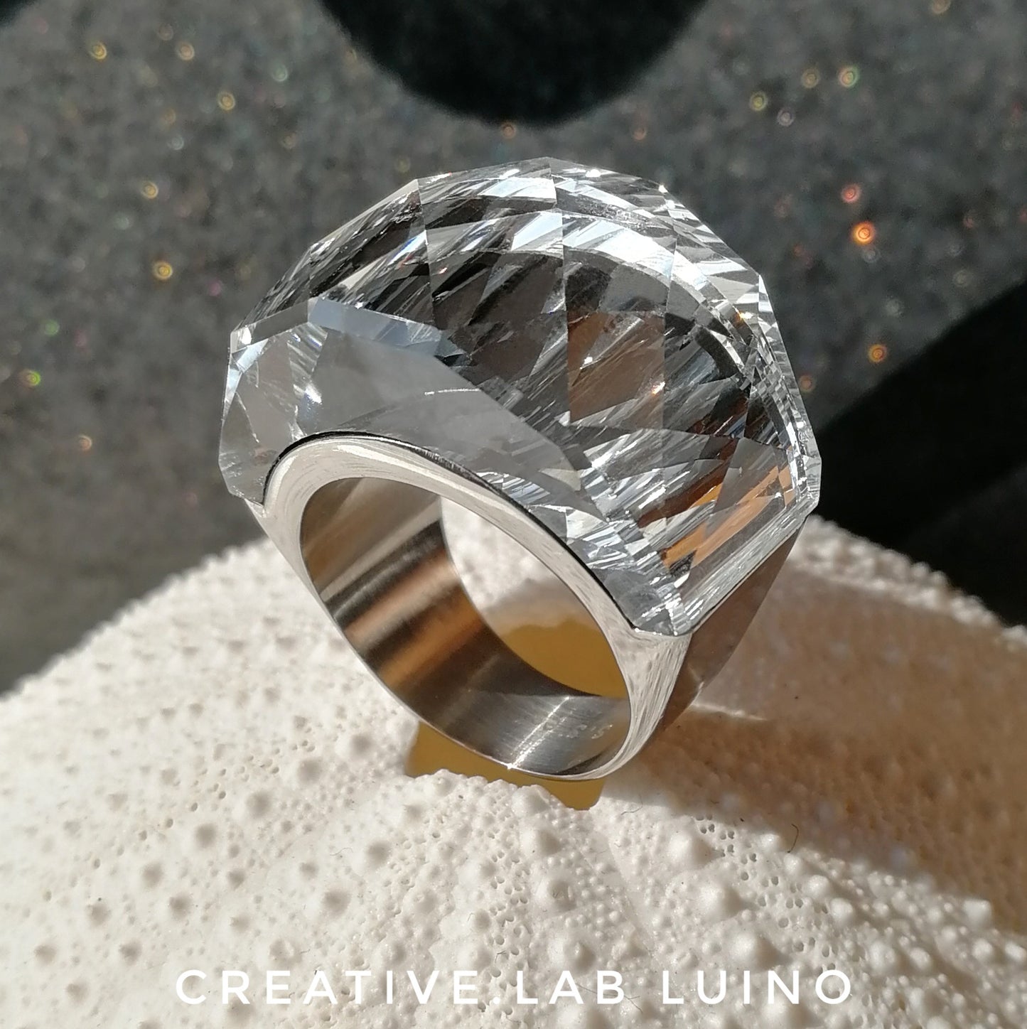 Anello con grande cristallo trasparente