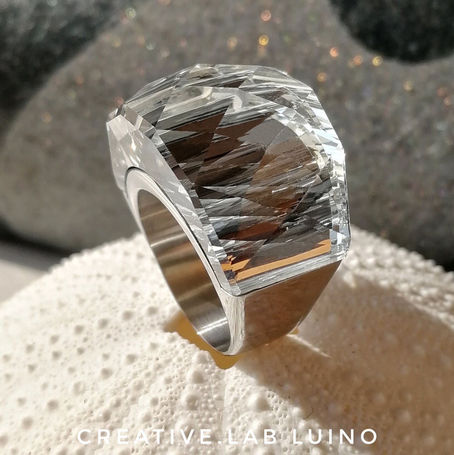 Anello con grande cristallo trasparente