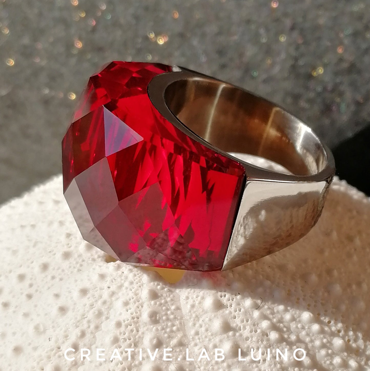 Anello con grande cristallo rosso