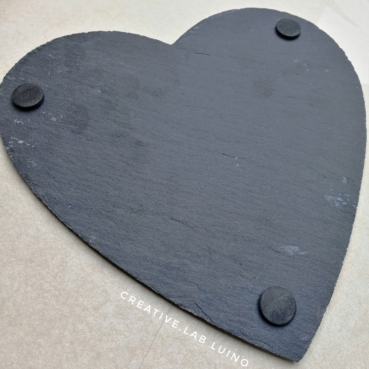 Tagliere in ardesia a cuore con iniziali