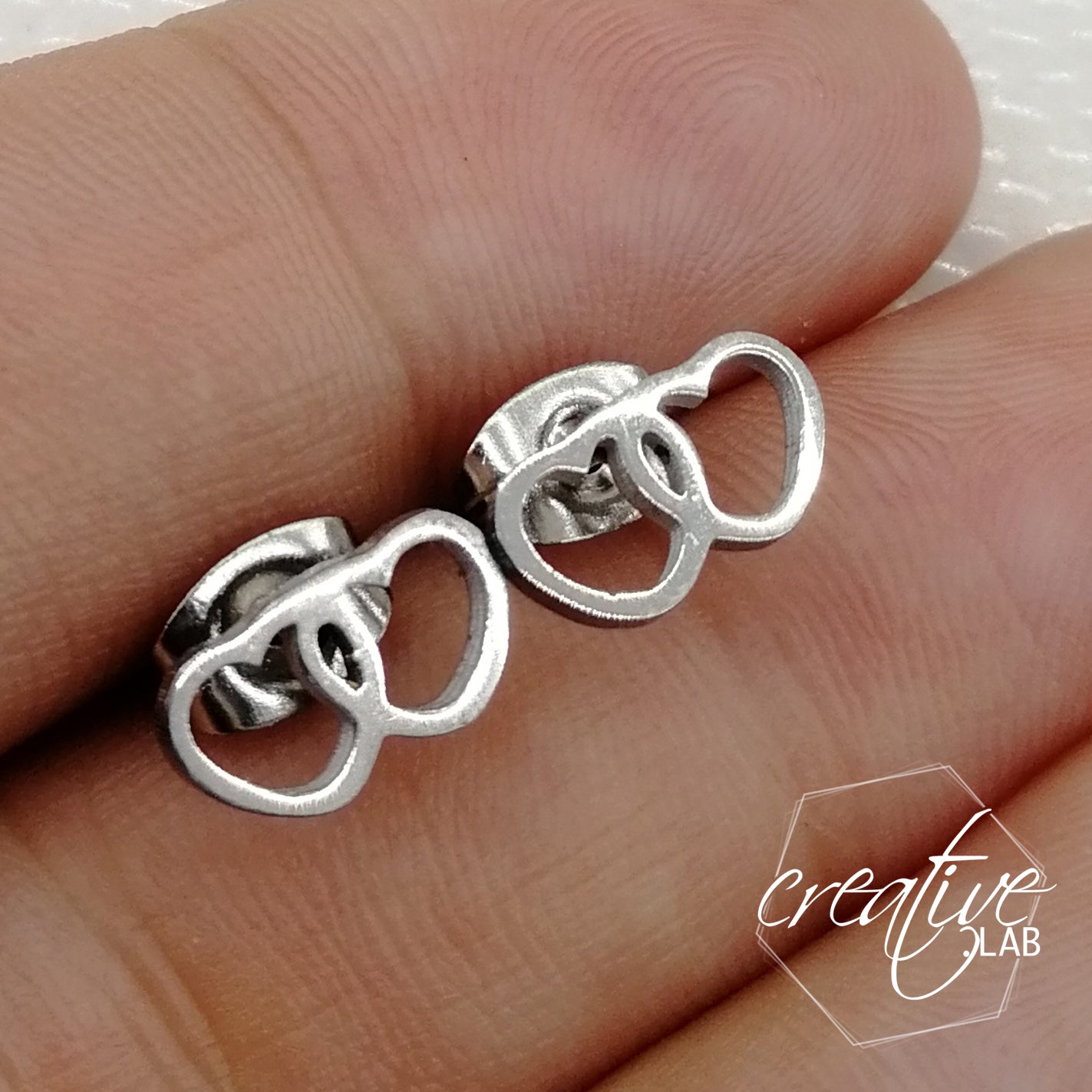 Orecchini a cuoricini intersecati