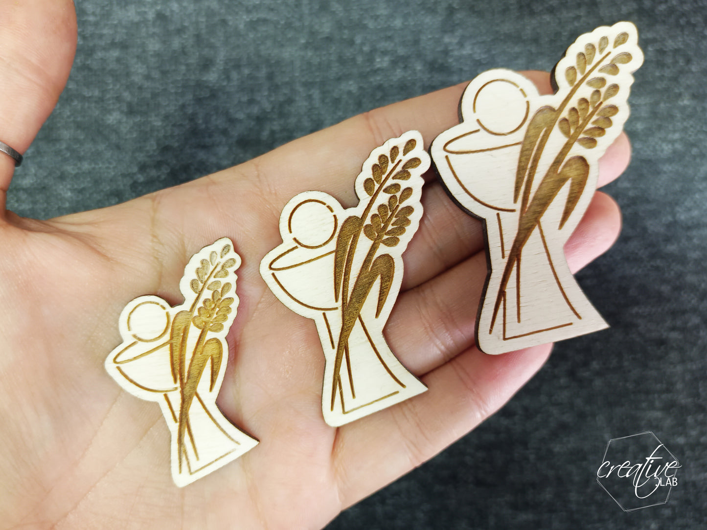 Set di 5 tags/calamita per Comunione, in legno - calice, eucarestia e spighe