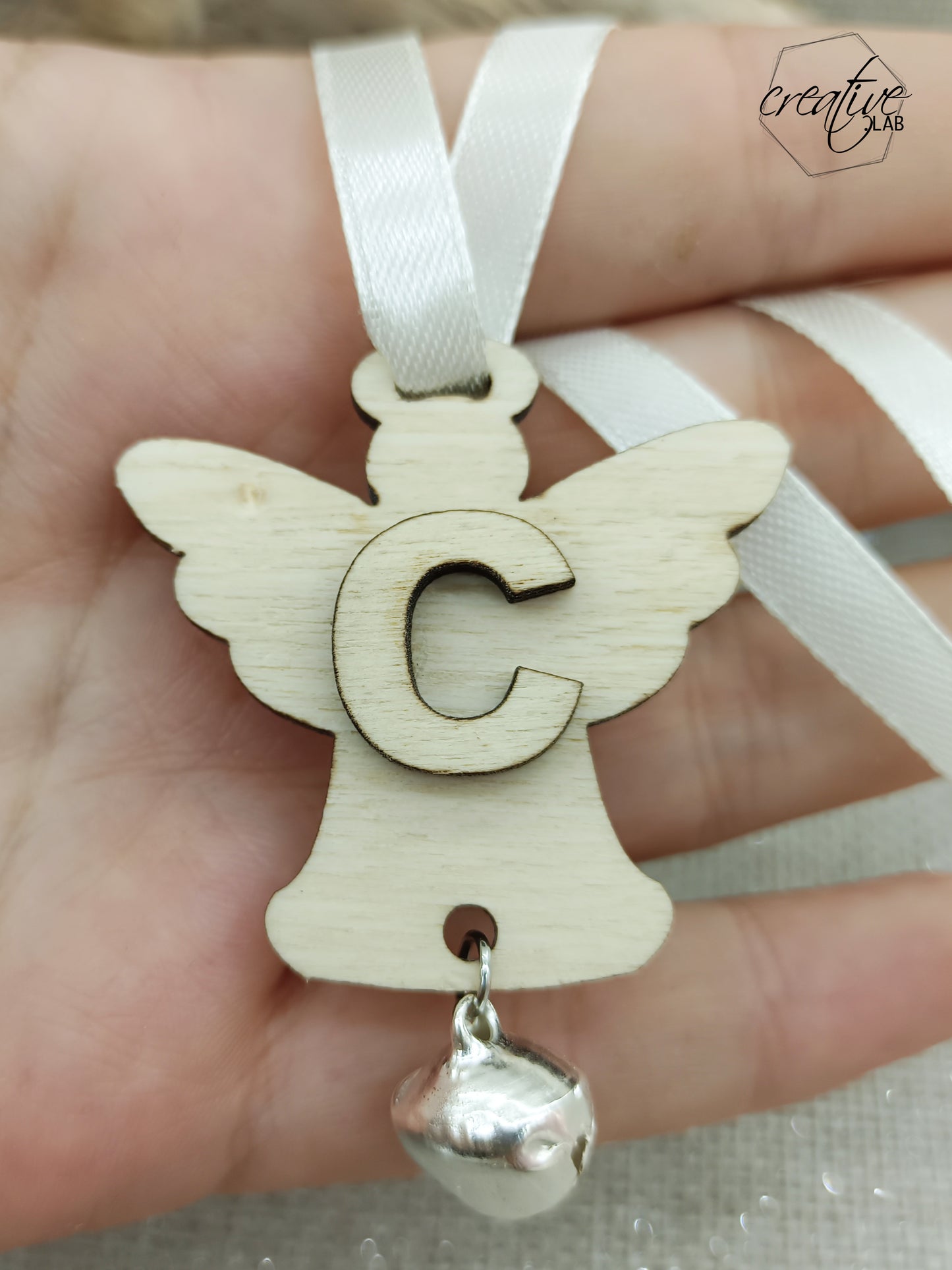 Set di 5 tags per Battesimo/Comunione/Cresima, in legno - angelo con iniziale e campanellino