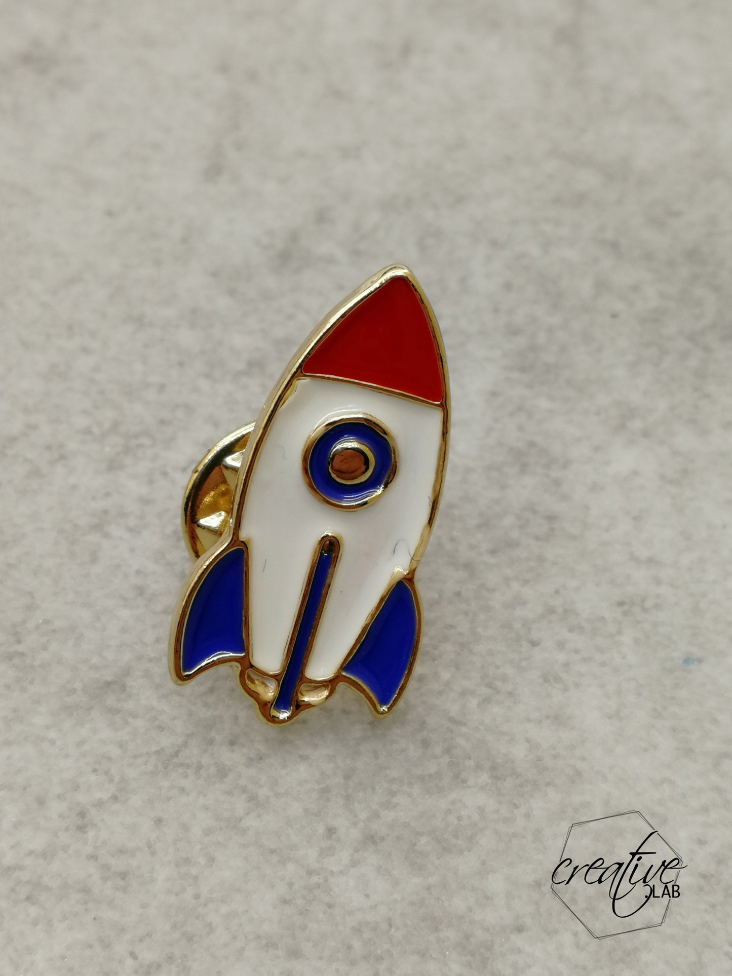 Spilla razzo con dedica su cartoncino