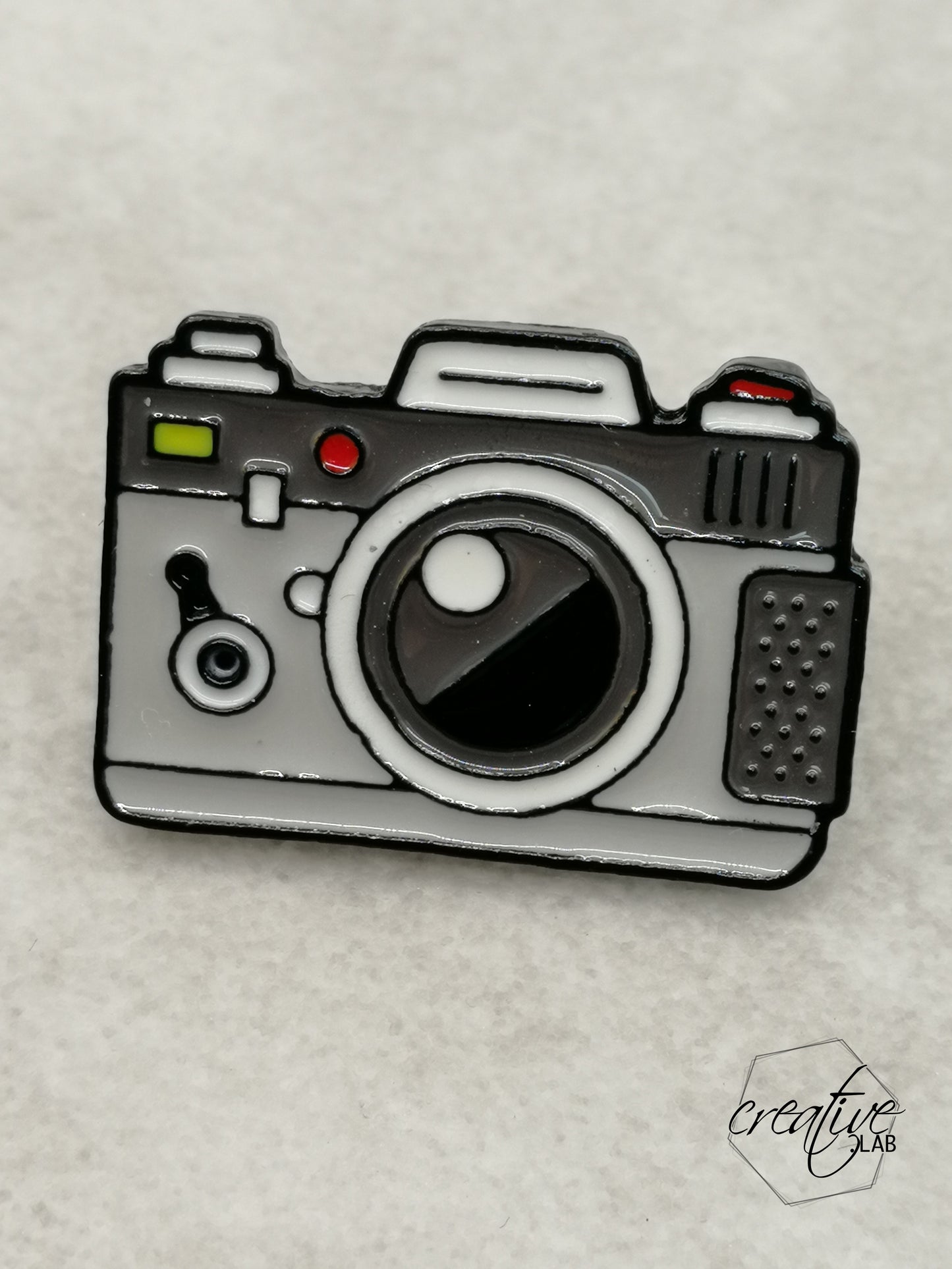 Spilla macchina fotografica con dedica su cartoncino