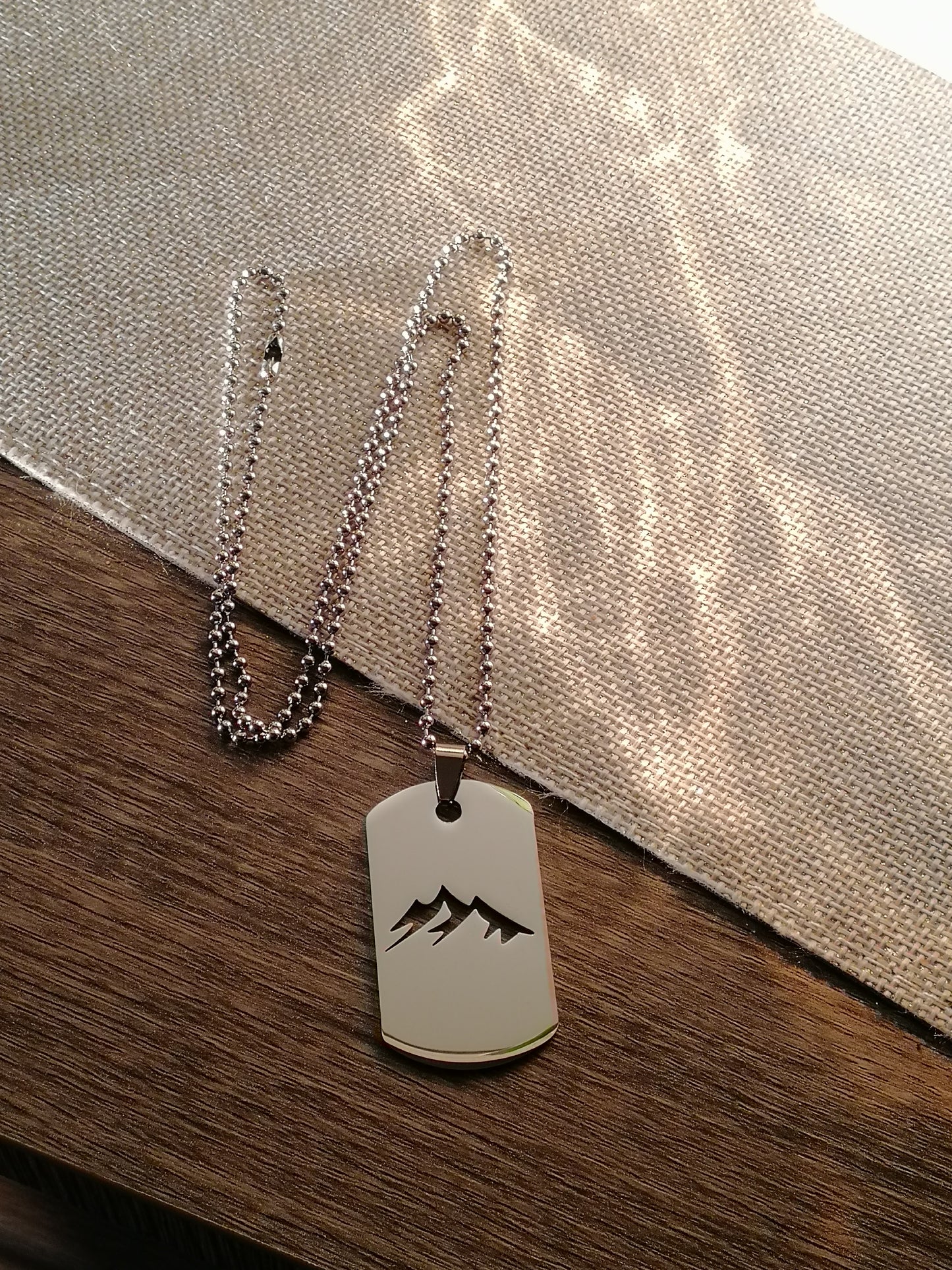 Ciondolo rettangolare con montagne personalizzabile, con catenina a pallini (C2B)