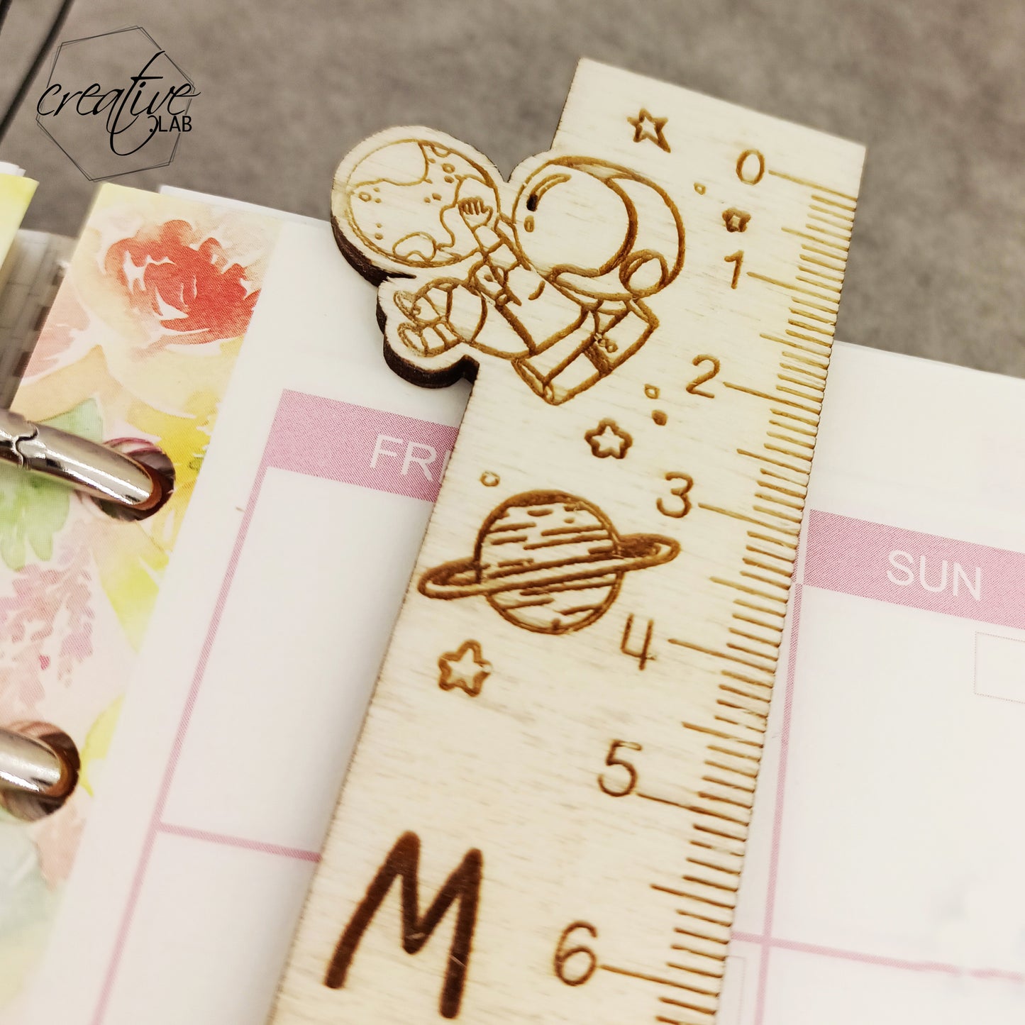 Righello in legno, personalizzabile, a tema spazio