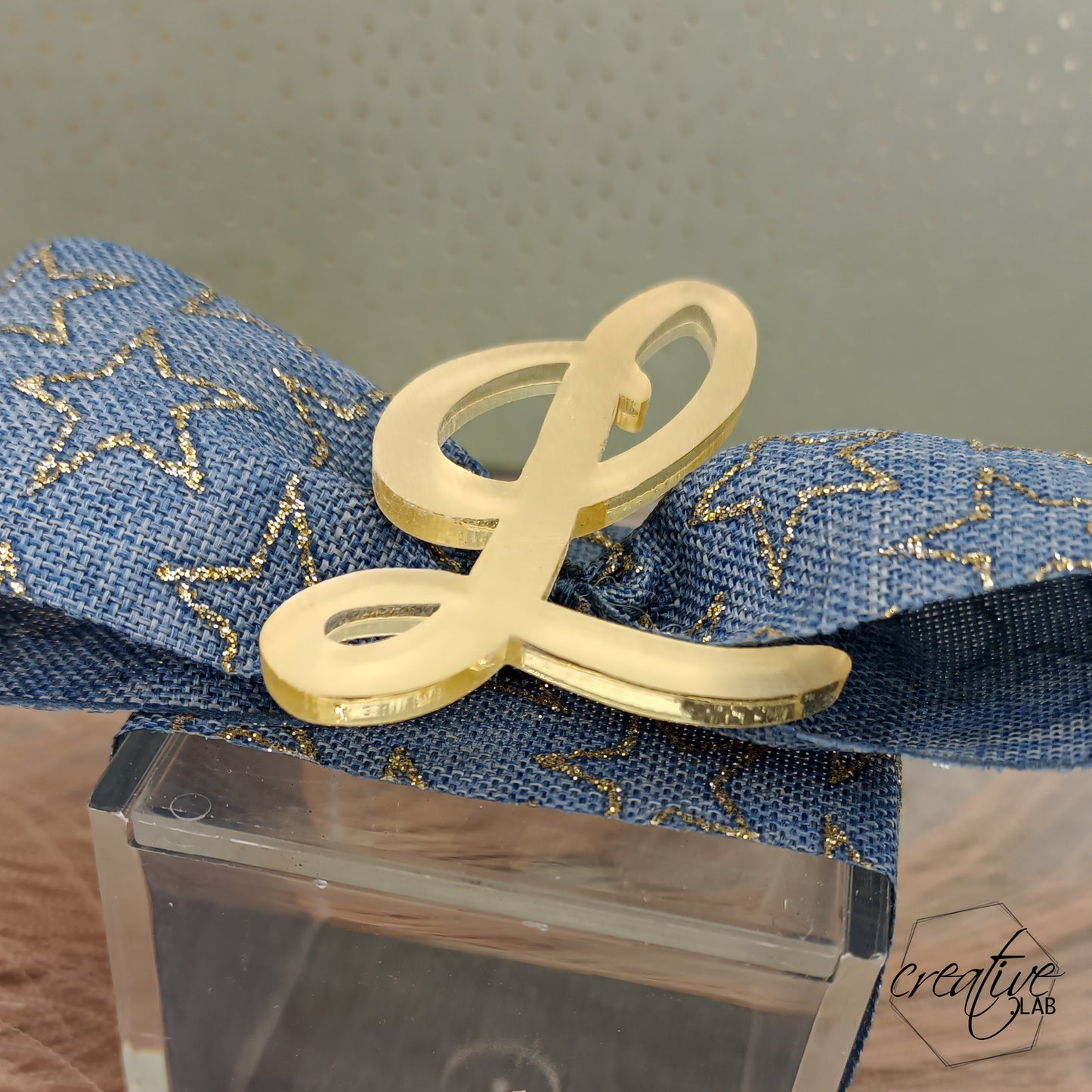 Set di 5 tags con iniziale in plexiglas satinato, personalizzabile