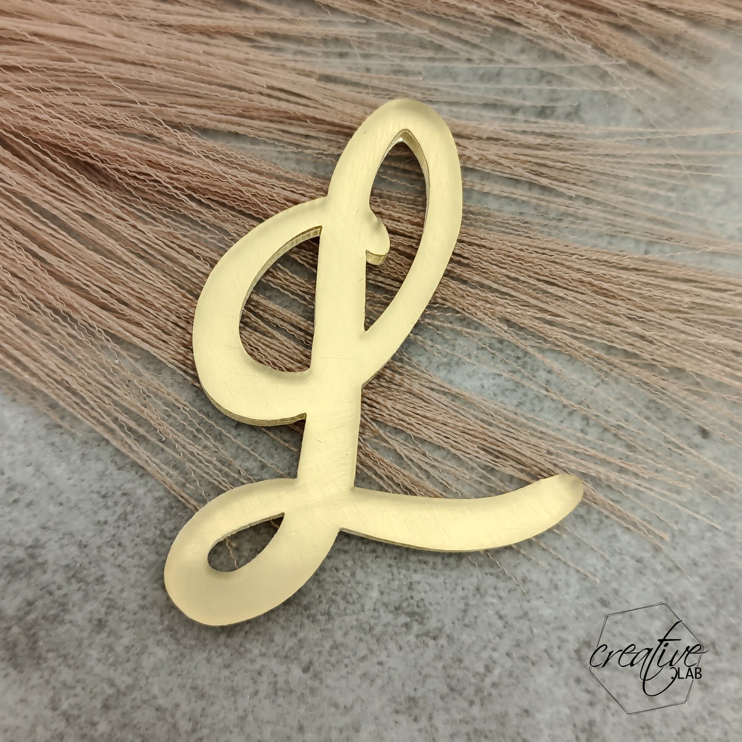 Set di 5 tags con iniziale in plexiglas satinato, personalizzabile