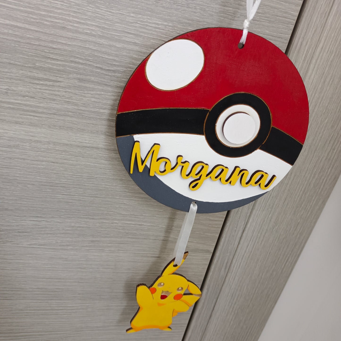 Targa da appendere alla porta della cameretta con Picachu