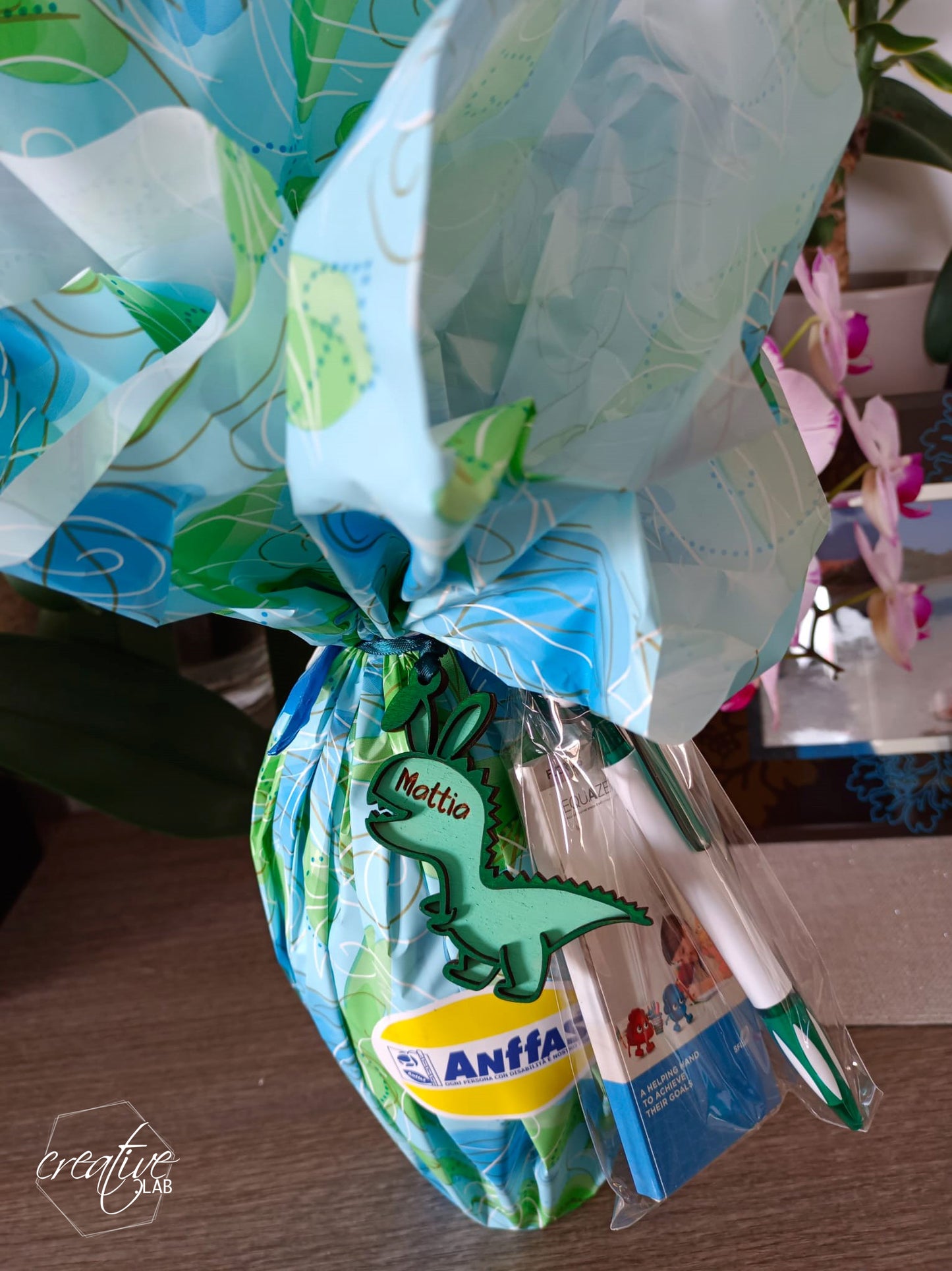 Decorazione Pasquale dinosauro con orecchie da coniglio