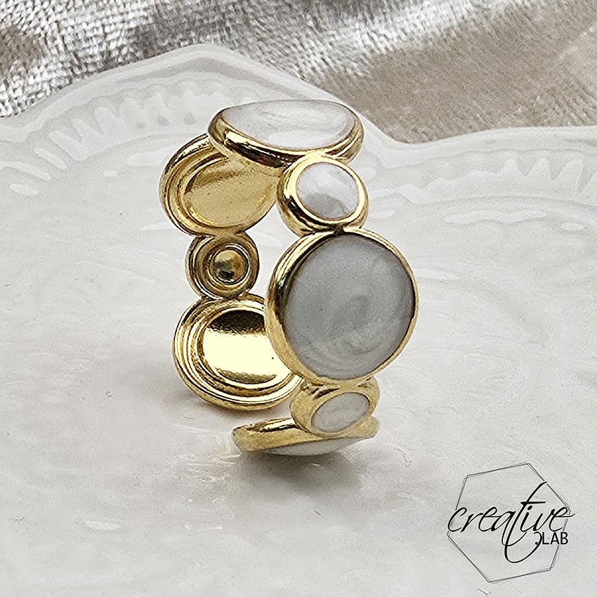 Anello in acciaio oro Bolle smaltate bianche