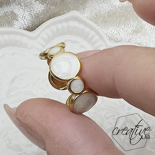 Anello in acciaio oro Bolle smaltate bianche